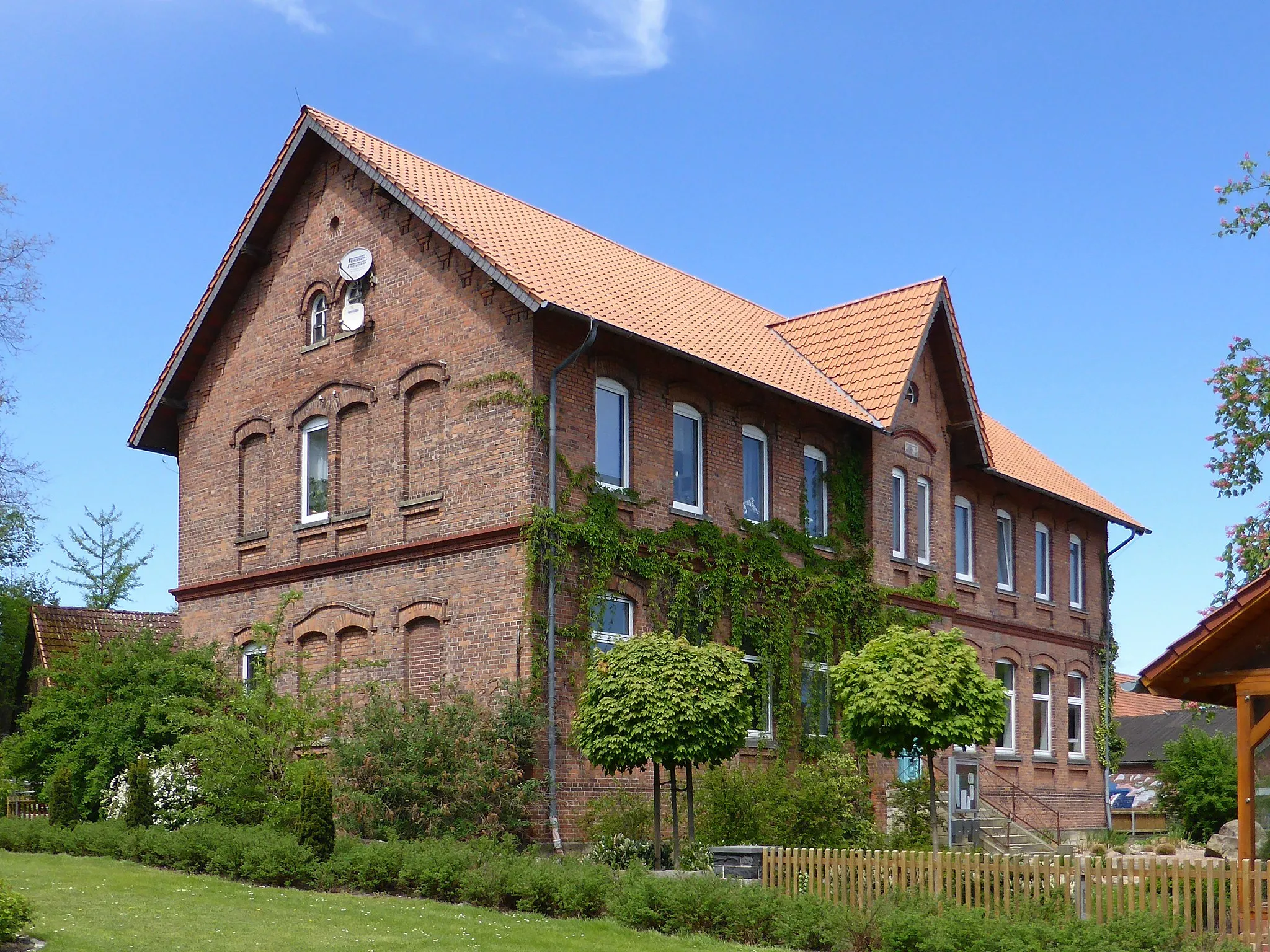 Photo showing: Ehemalige Schule, heute Gemeindeverwaltung, in Parsau.