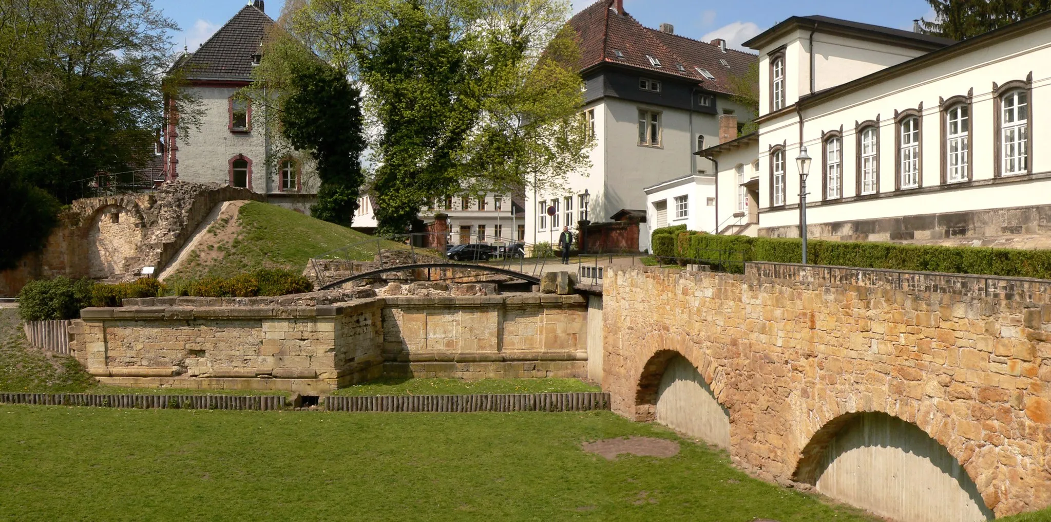 Photo showing: Schlossberg Peine mit dem früheren Wassergraben der Burg bzw. Festung mit Kasematte, Eskarpemauer und Brücke