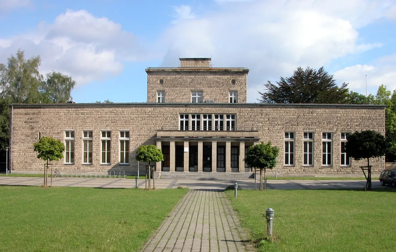 Photo showing: The former “Akademie für Jugendführung”, built 1937 to 1939, in Braunschweig, as seen from the south.