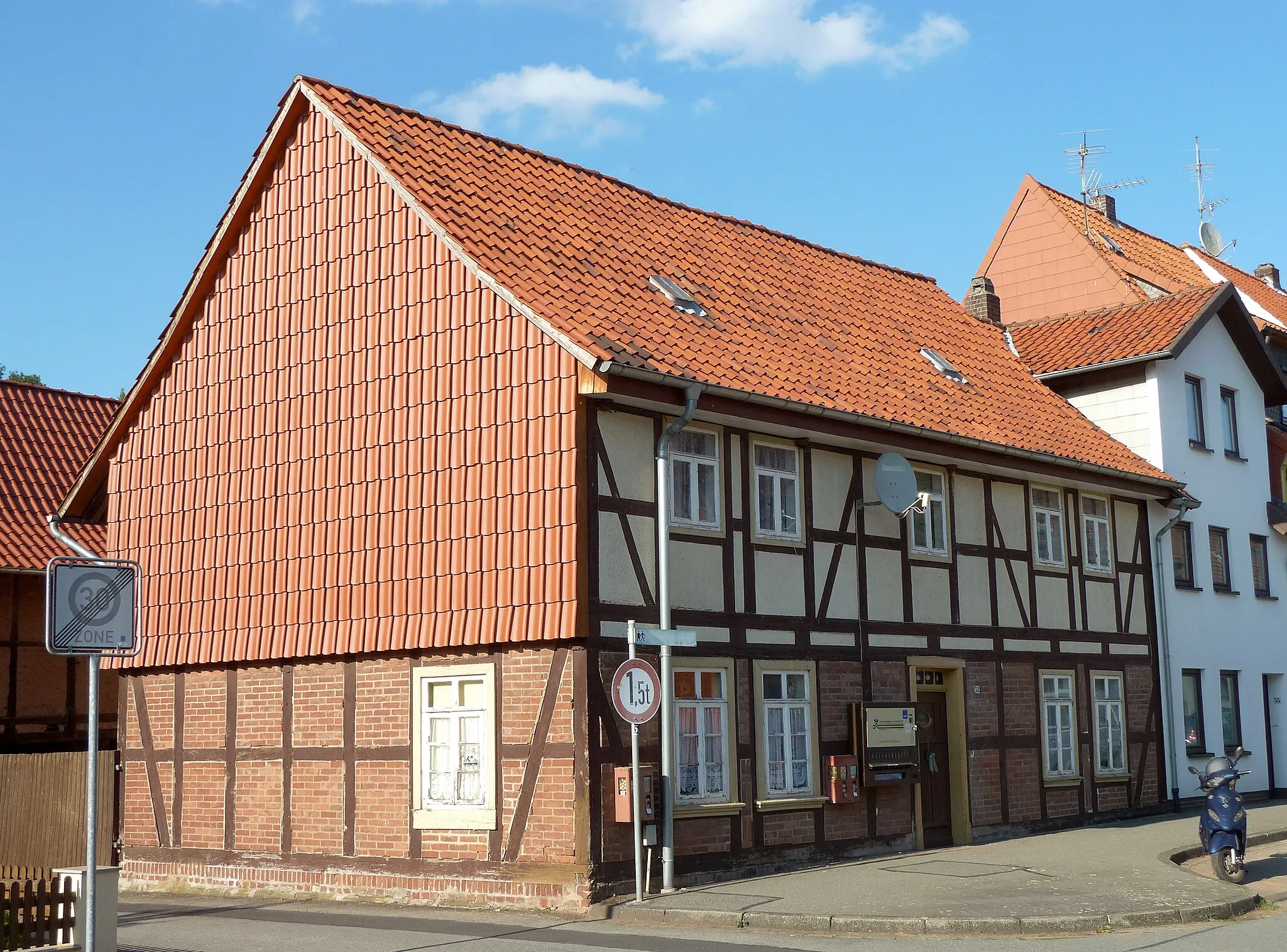 Photo showing: denkmalgeschütztes Wohnhaus Oberdorf 53 in Rhumspringe, Südniedersachsen. Erbaut Mitte des 19. Jahrhunderts