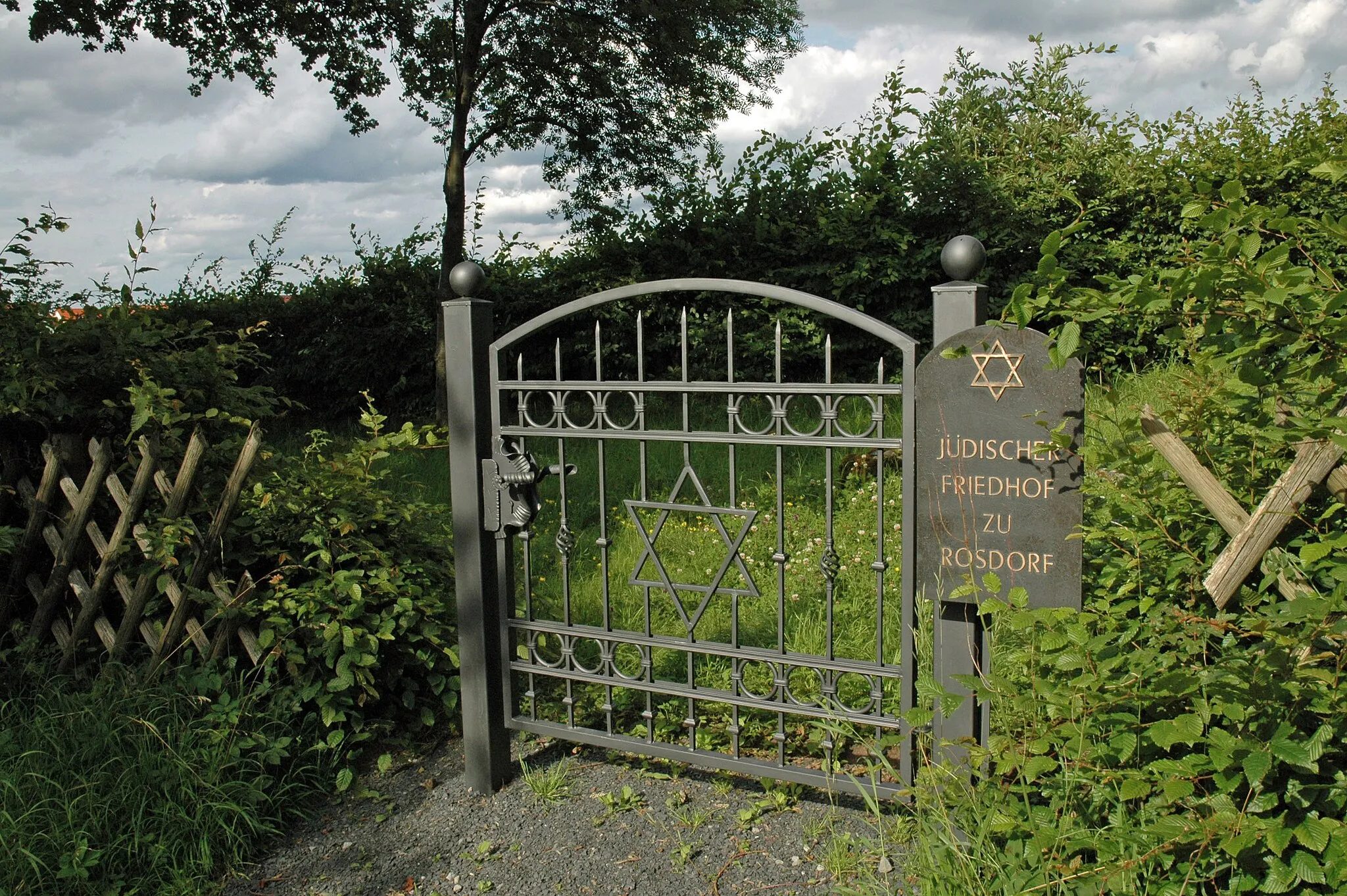 Photo showing: Am Fuße des Wartberges in Rosdorf befindet sich ein Jüdischer Friedhof.