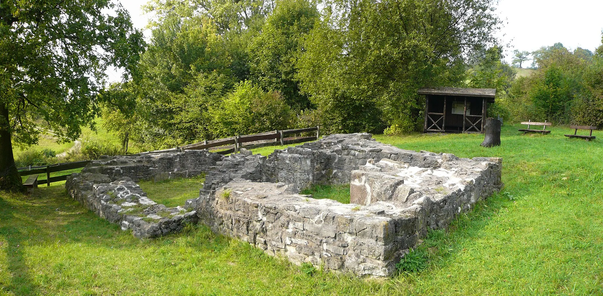 Photo showing: Mauerwerksreste der Kirche der Wüstung Wetenborn östlich von Scheden, Niedersachsen. Anscheinend vorromanischer Bau von 10,80 m × 7,00 m, freigelegt 1975/77