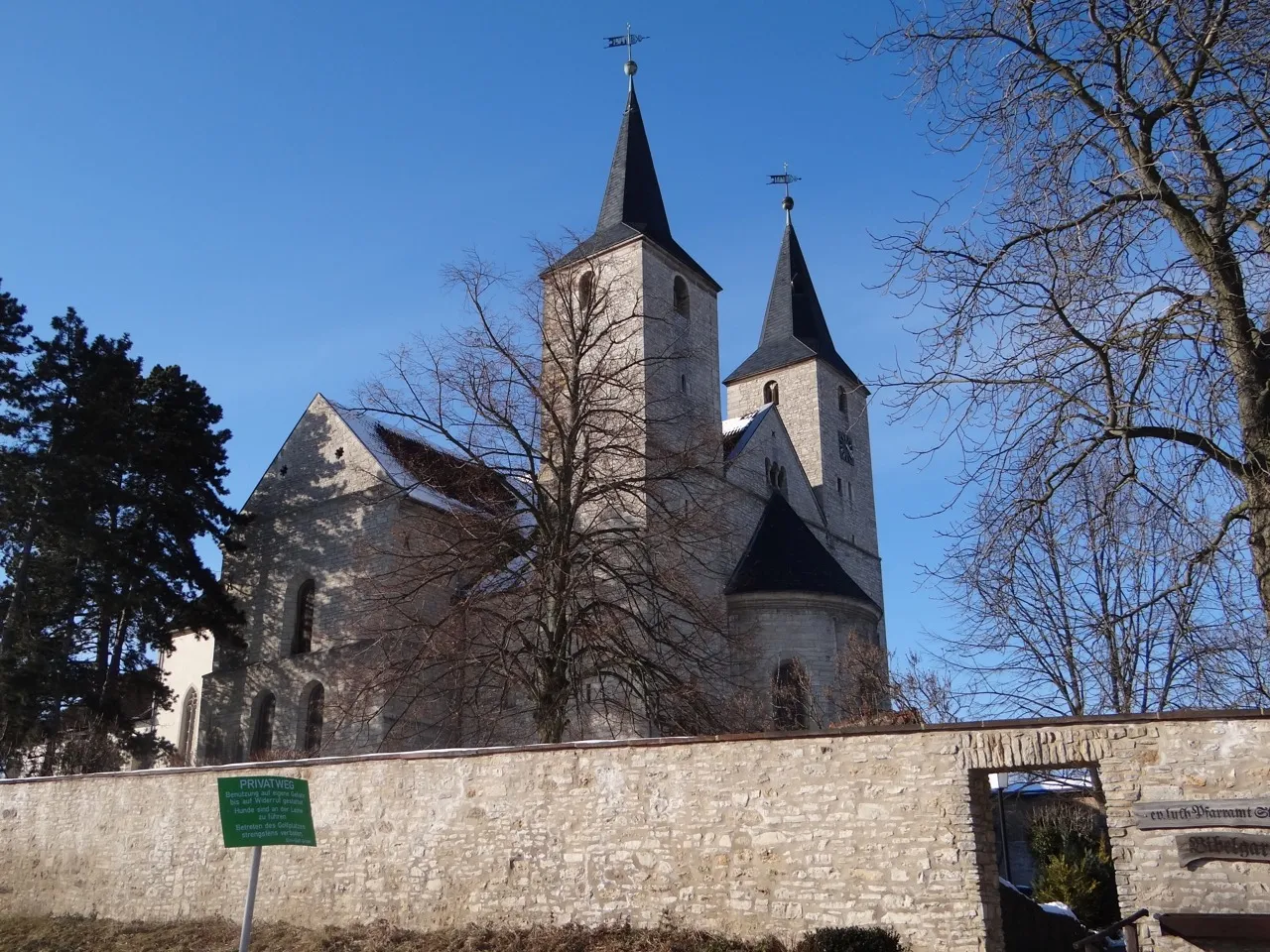 Photo showing: St. Lorenz von Südosten mit der Mauer des Klostergartens, März 2013.