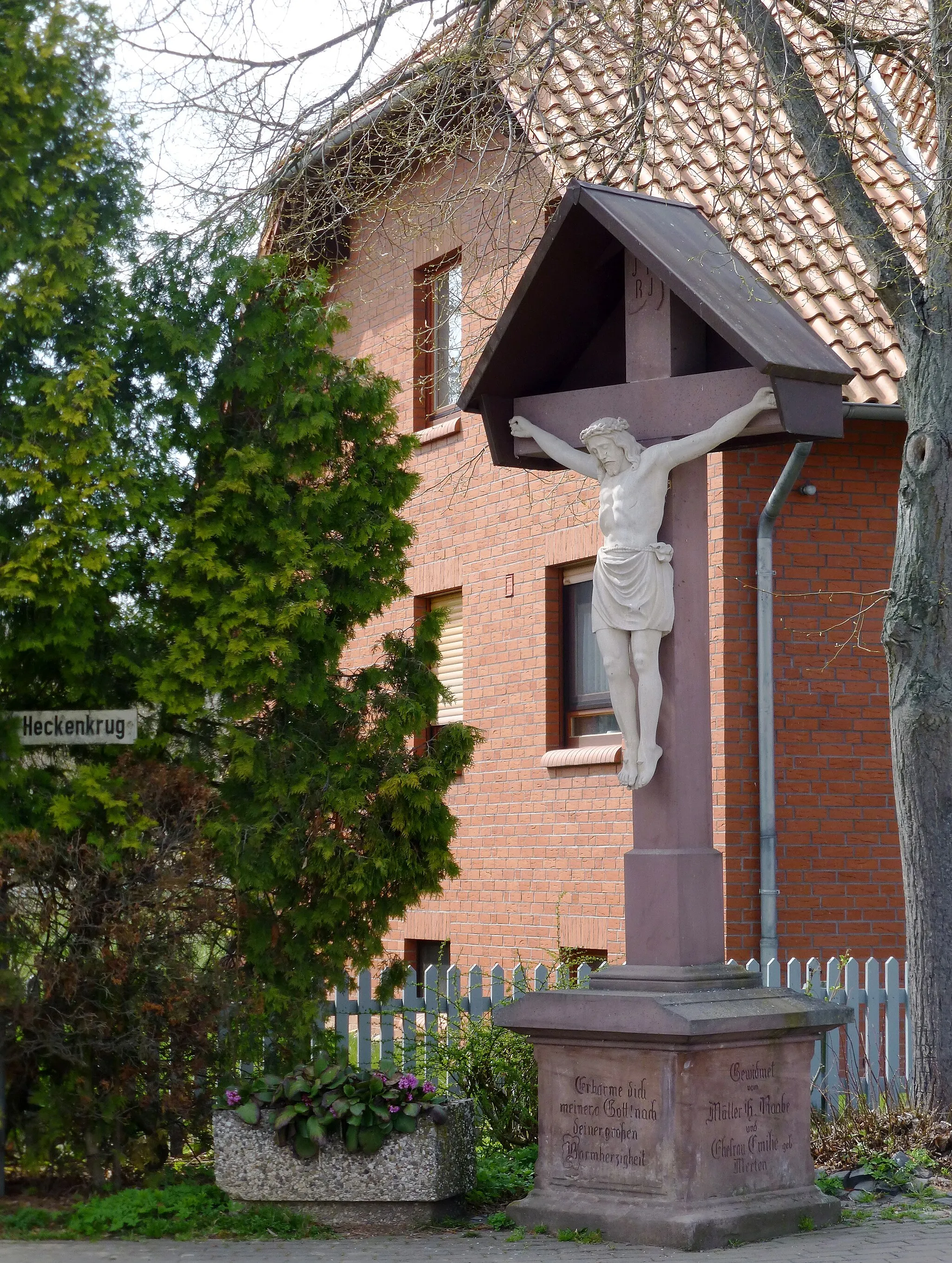 Photo showing: Wegekreuz aus Sandstein an der Eichsfeldstraße / Ecke Heckenkrug in Seeburg, Untereichsfeld. "Gewidmet vom Müller H. Raabe und Ehefrau Emilie geb. Merten"