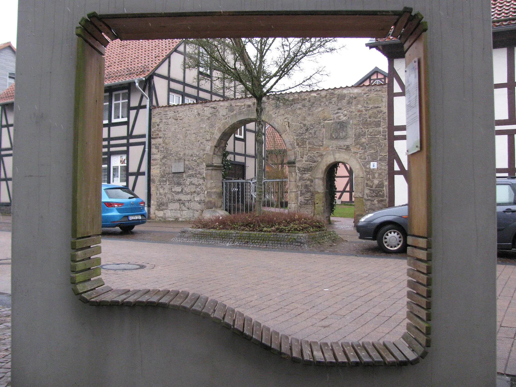 Photo showing: Blick auf den Eingang des Kochschen Hofs durch ein Seesener Fenster