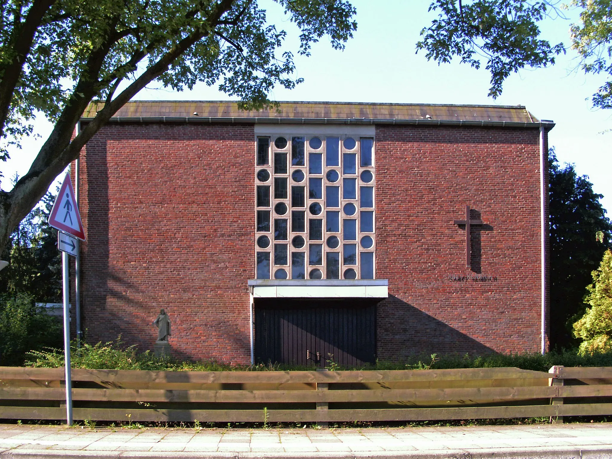 Photo showing: Katholische Kirche St. Heinrich in Braunschweig, Stadtteil Südstadt