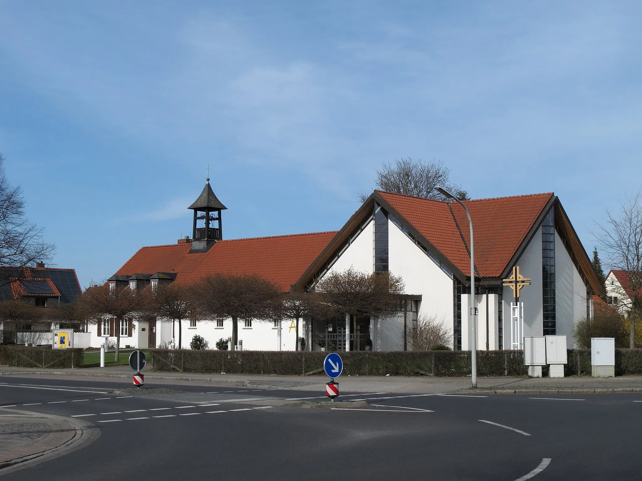 Photo showing: Braunschweig, Sankt-Markus-Kirche, Heidehöhe 28, 38126 Braunschweig.
Das Gebäude wurde nach Plänen von Norbert Koch errichtet und 1999 fertiggestellt.