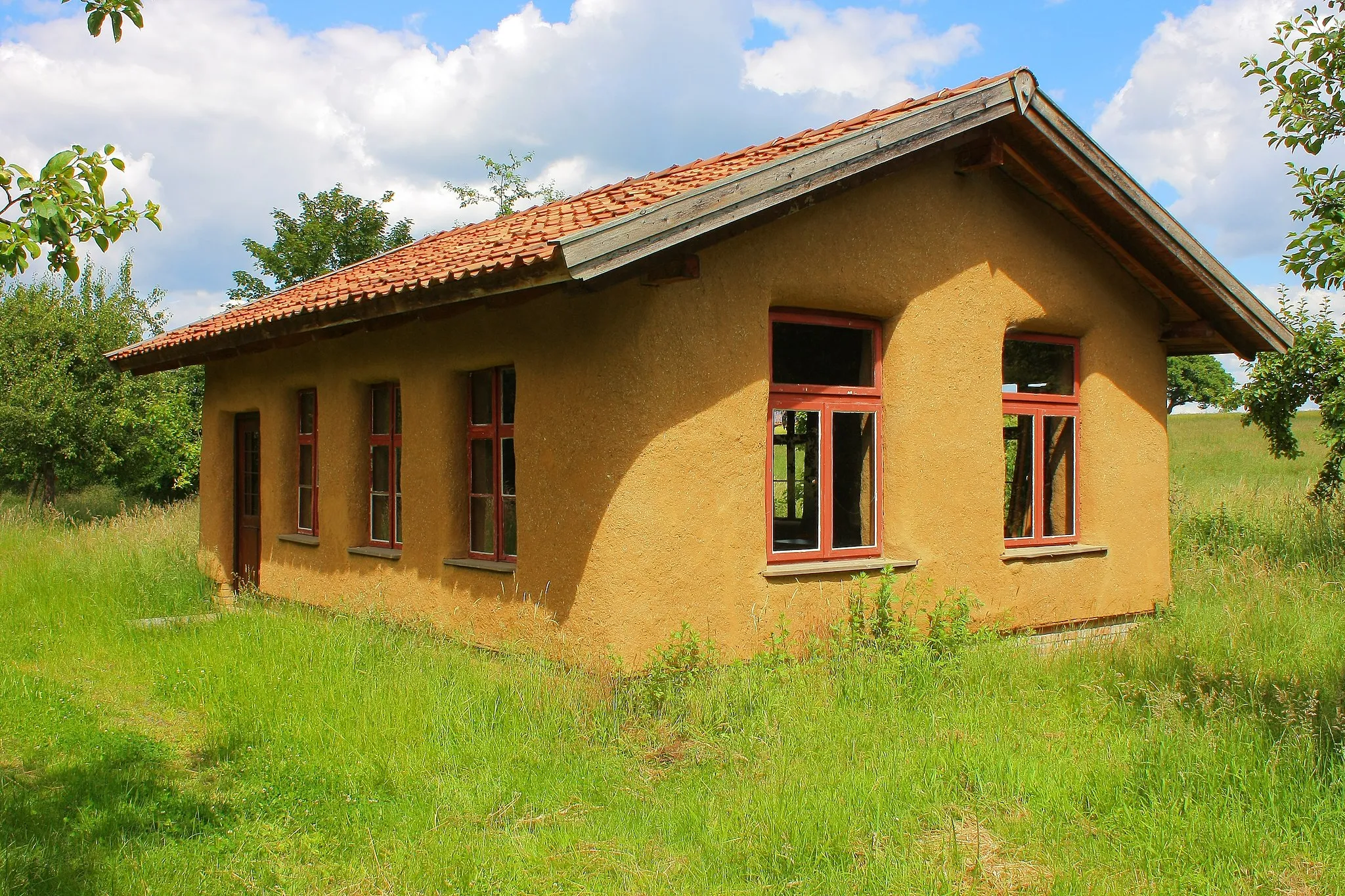 Photo showing: Strohballenhaus der Wasbütteler Grundschule