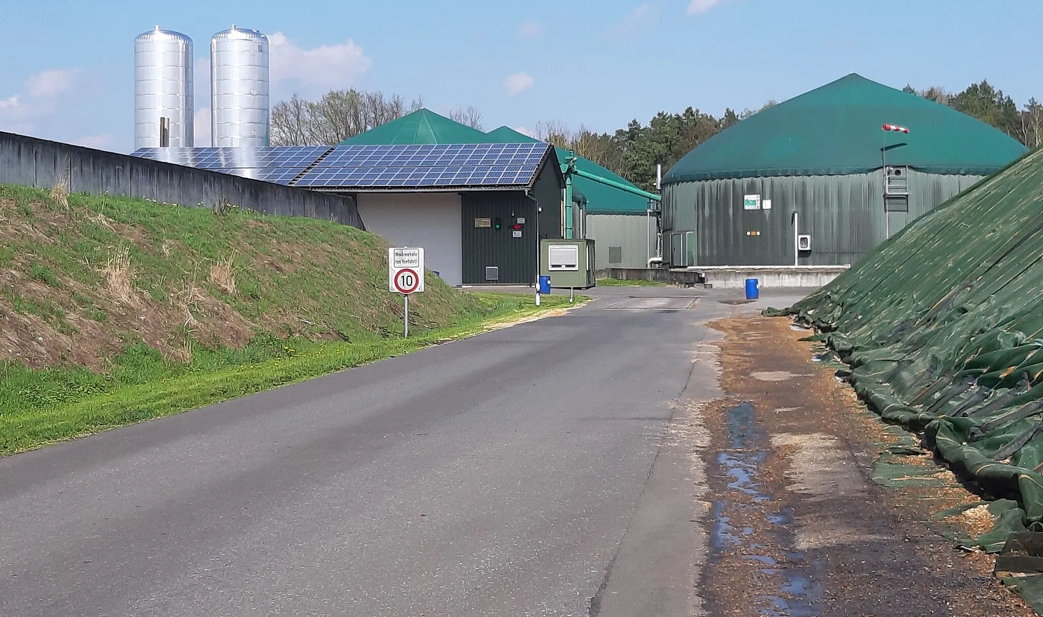 Photo showing: Die Biogasanlage Wesendorf an der K7 versorgt in Wesendorf-Nord unter anderen öffentliche und einige private Einrichtungen mit Fernwärme und Elektrizität.