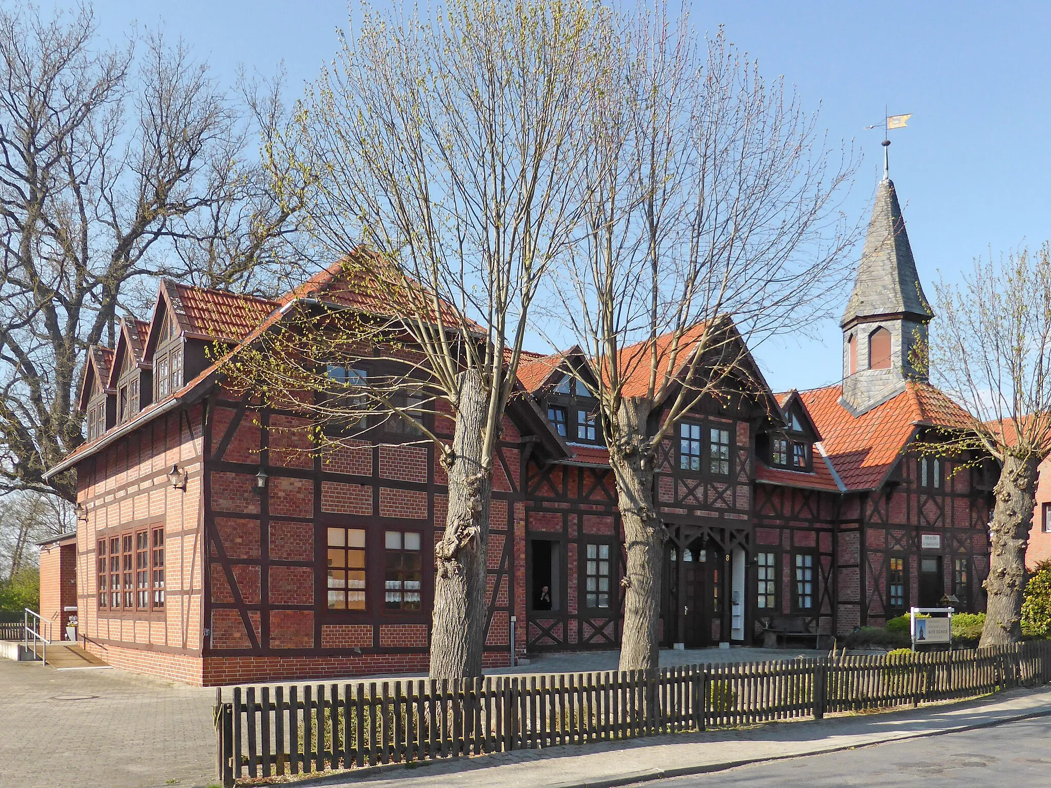 Photo showing: Ehemalige Schule in Weyhausen.