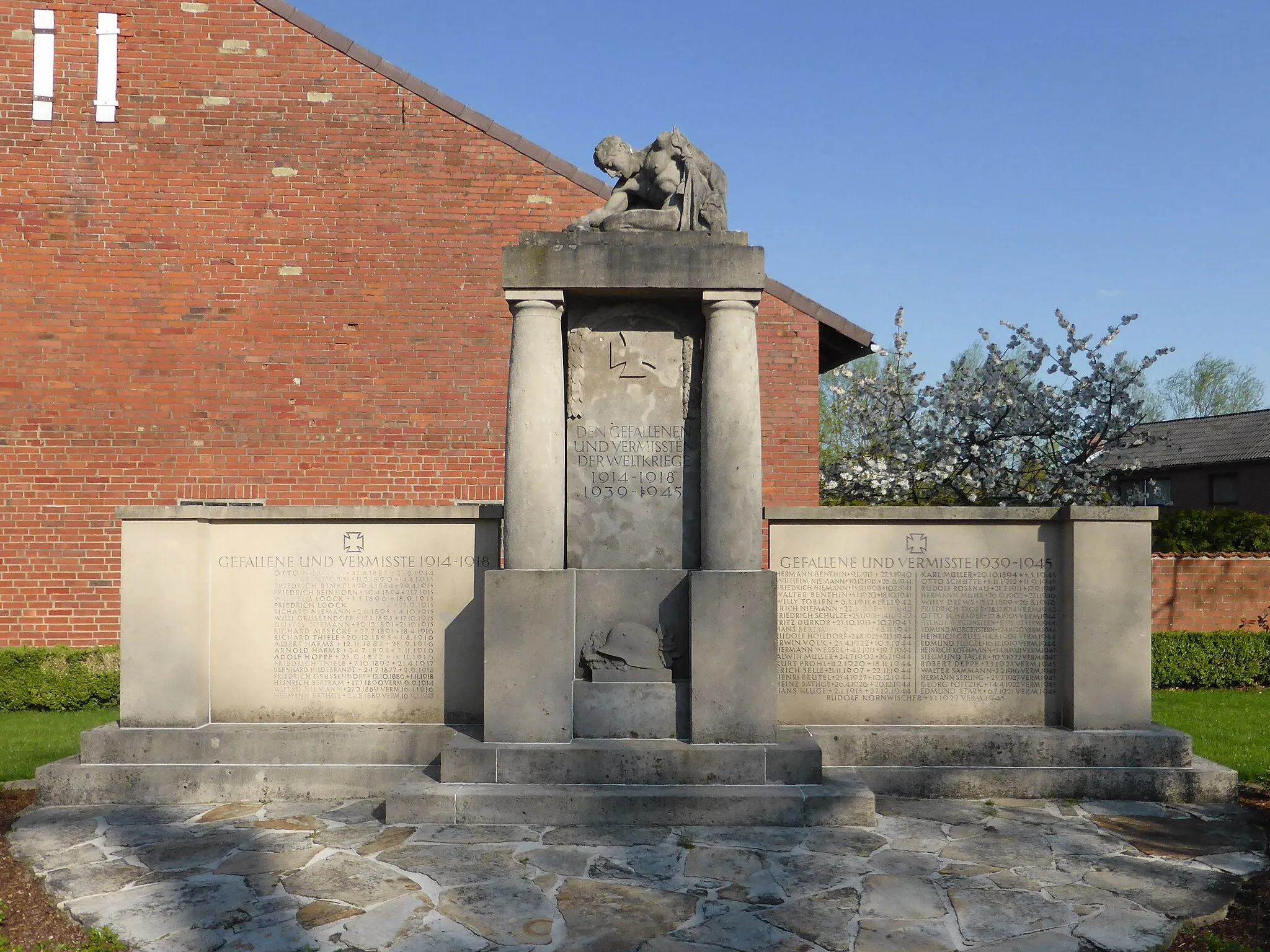 Photo showing: Kriegerdenkmal in Weyhausen, Landkreis Gifhorn.