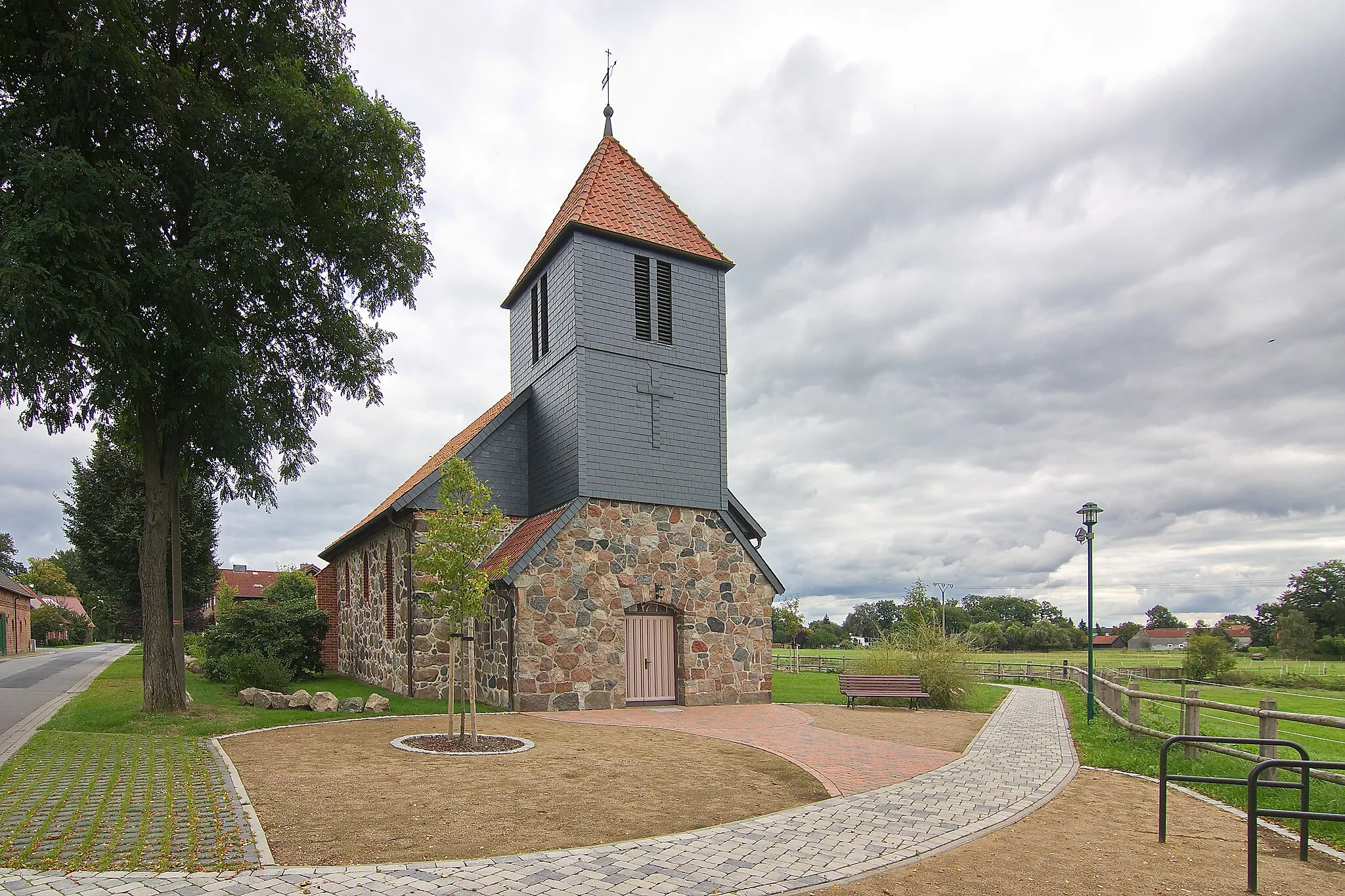 Photo showing: Die St. Gabrielkirche in Darrigsdorf (Wittingen) wurde Ende des 14. Jahrhunderts als rechteckiger gotischer Feldsteinbau errichtet