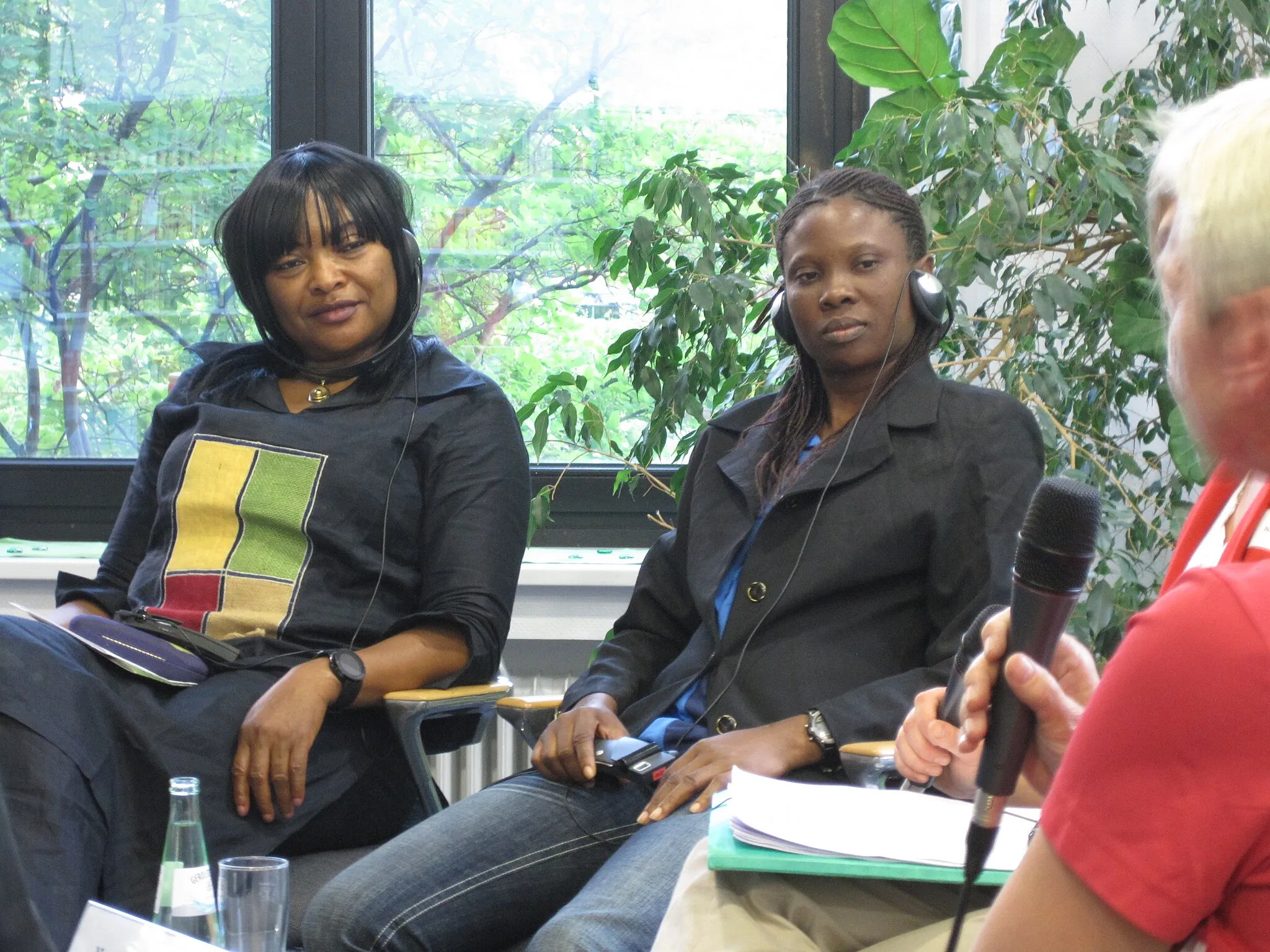 Photo showing: Ayishat Falode (Sportjournalistin, nigerianischer Fußballverband)
Diana Ajaine Asak (Frauenfußball-Trainerin, Nigeria)

Foto: Nicola Egelhof