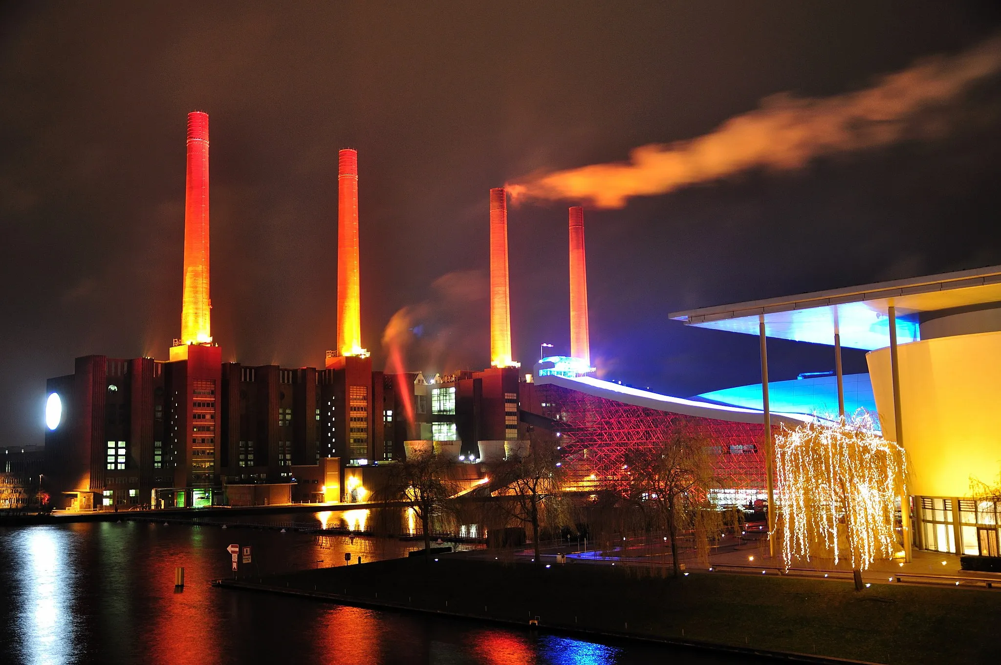 Photo showing: altes Kraftwerk bei Nacht am Mittellandkanal im Volkswagenwerk Wolfsburg.