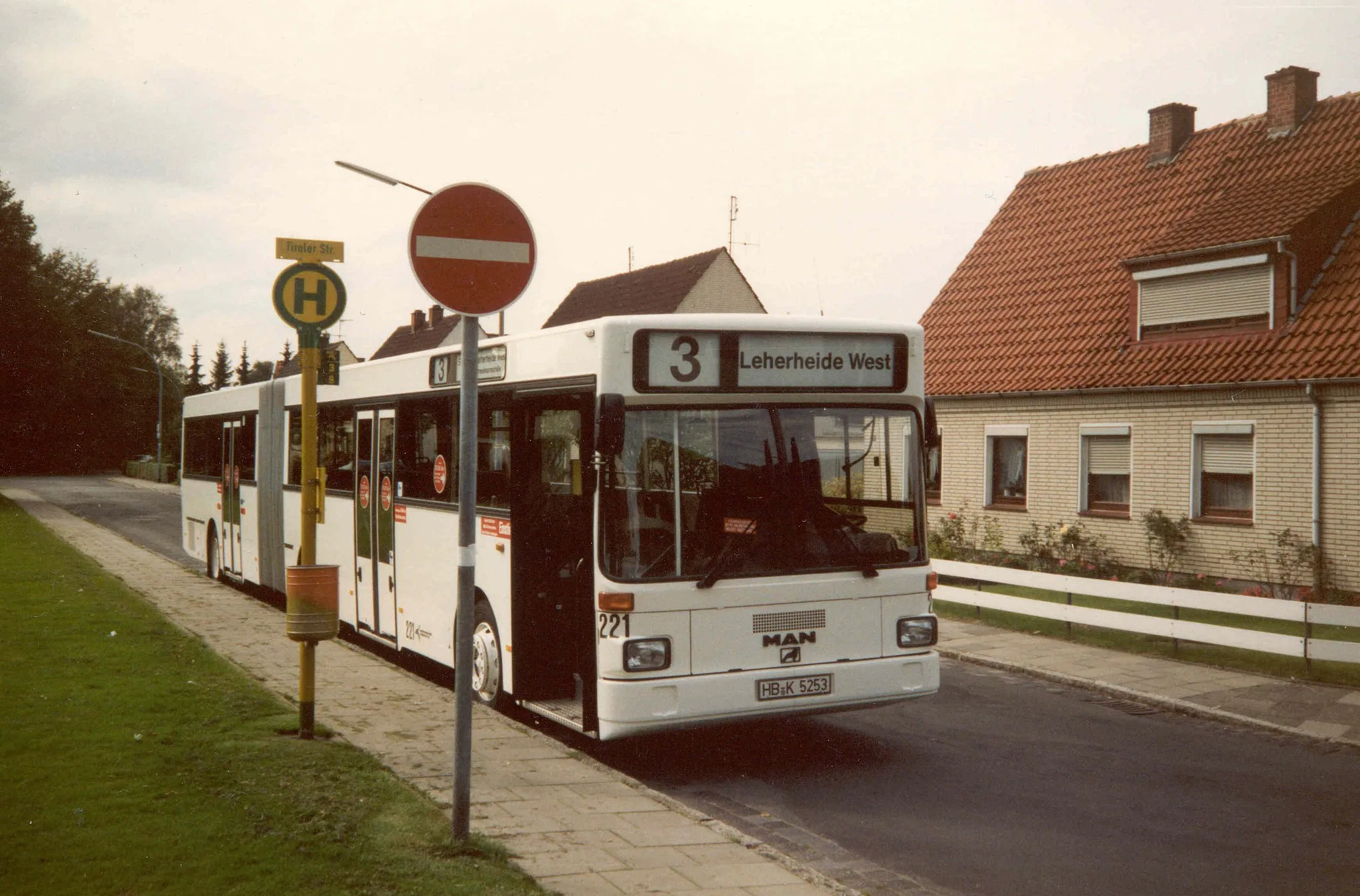 Photo showing: Final stop in Bremerhaven, Surheide in 1990.
Bus from MAN type SG 242.