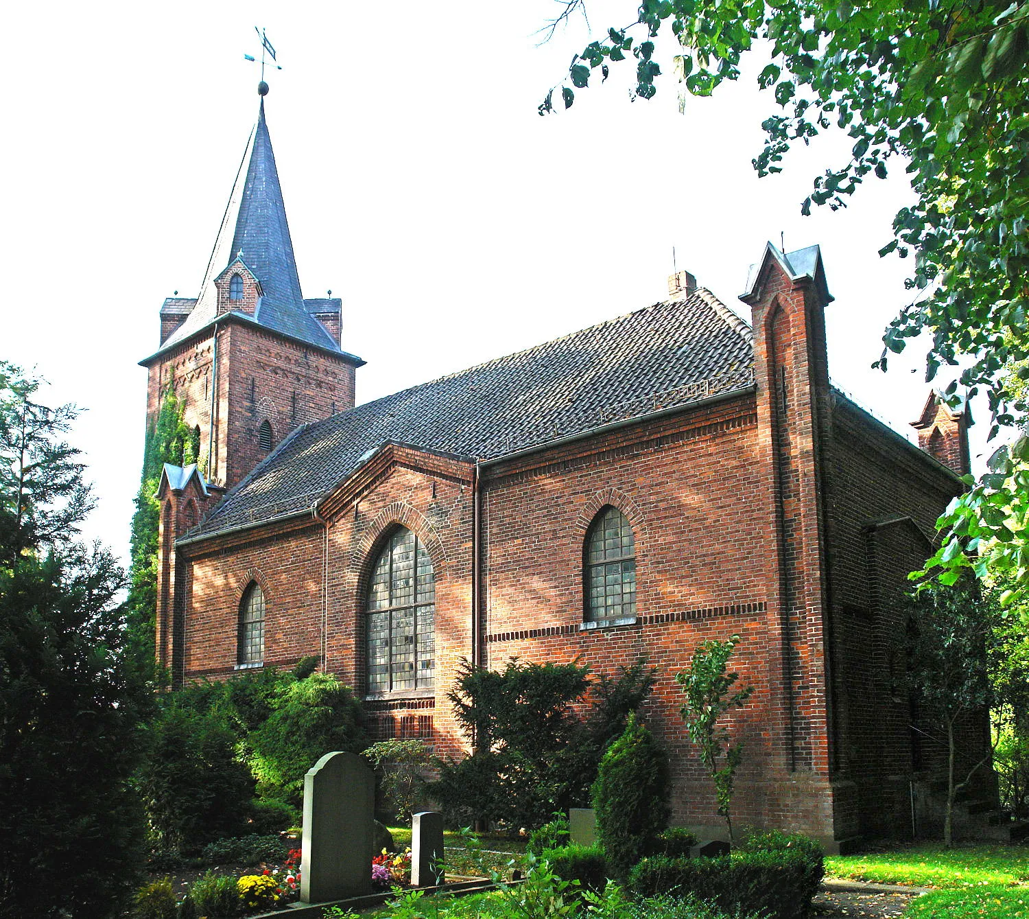 Photo showing: Moorlose Kirche in Mittelsbüren. Frühester neugotischer Kirchenbau in Bremen. Erbaut: 1846-47. Architekt: Anton Theodor Eggers. The object shown is a protected cultural monument in the Free Hanseatic City of Bremen with the number 1302  registered with the State Office for Monument Preservation. → Datenbankeintrag