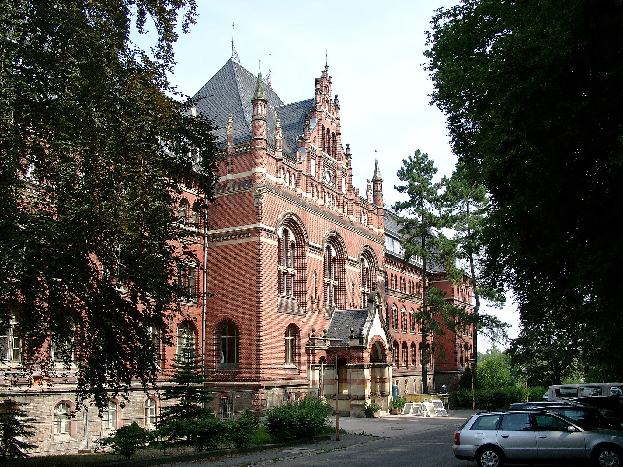 Photo showing: Straße der Freundschaft 11 in Annaberg-Buchholz; 1897-1900 erbaut als königl. sächs. Lehrerseminar Annaberg, bis 2006 als Haus C des Kreiskrankenhauses Annaberg-Buchholz genutzt, seit 2007 Evangelisches Gymnasium Erzgebirge