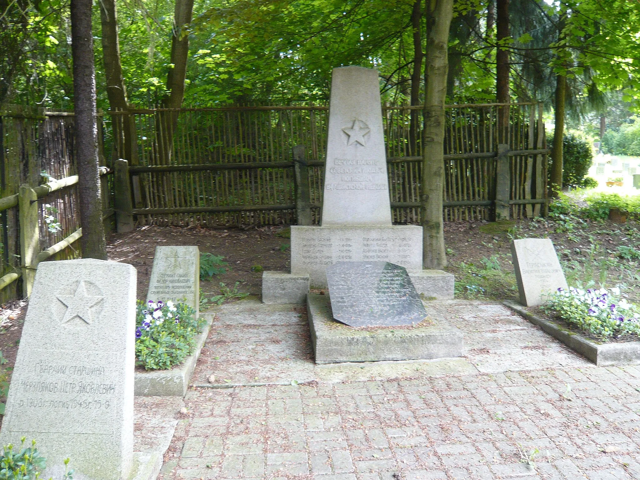 Photo showing: Stadt Aue, Ehrenmale auf dem St. Nikolai-Friedhof