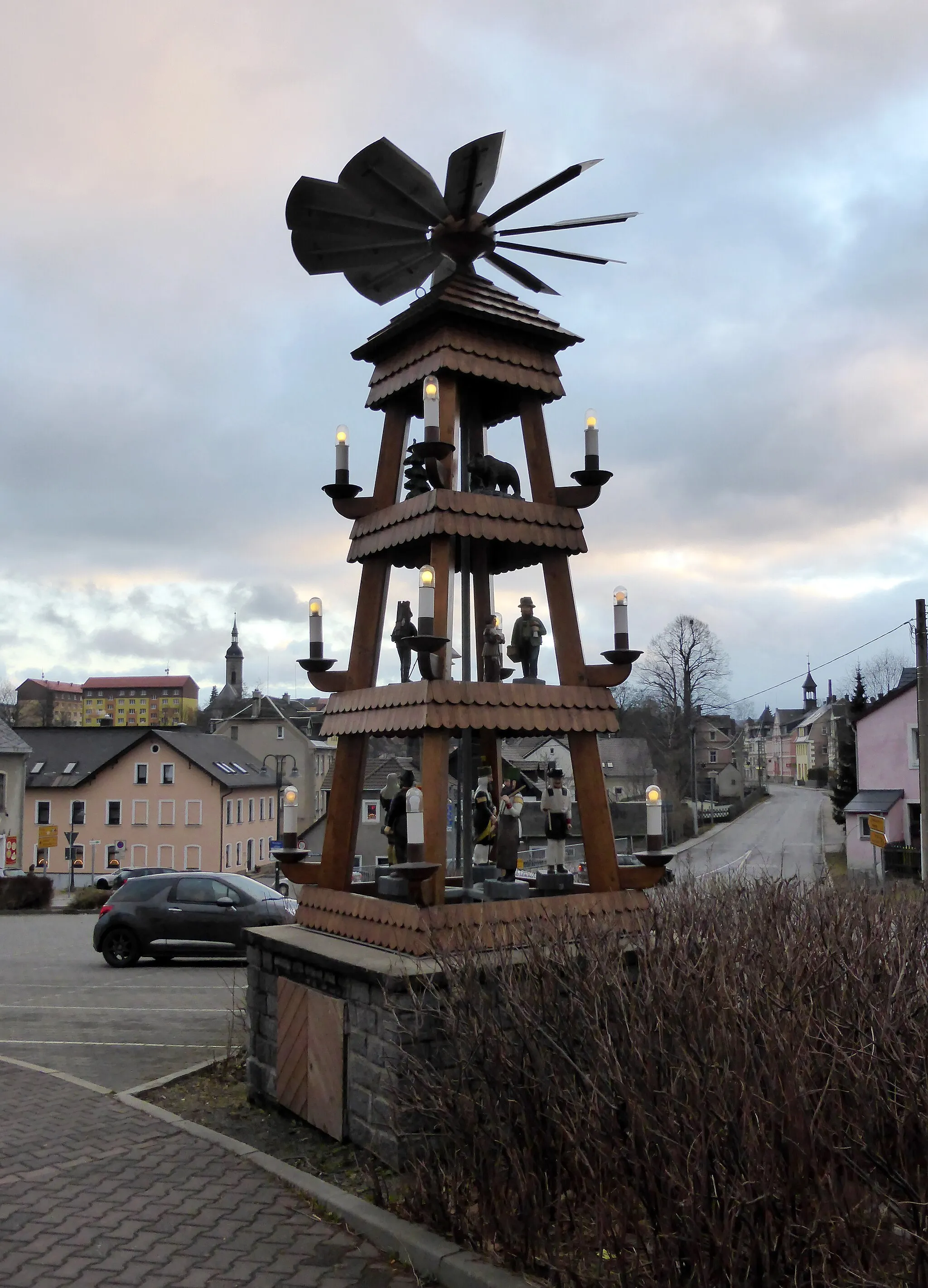 Photo showing: Ortspyramide in Bärenstein (Erzgebirge), Erzgebirgskreis - Sachsen.