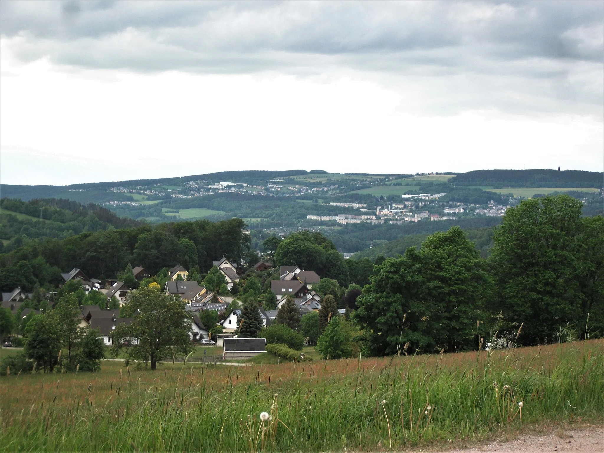 Photo showing: Blick vom Crandorfer Berg auf Bernsbach, Sonnenleithe und den Spiegelwald