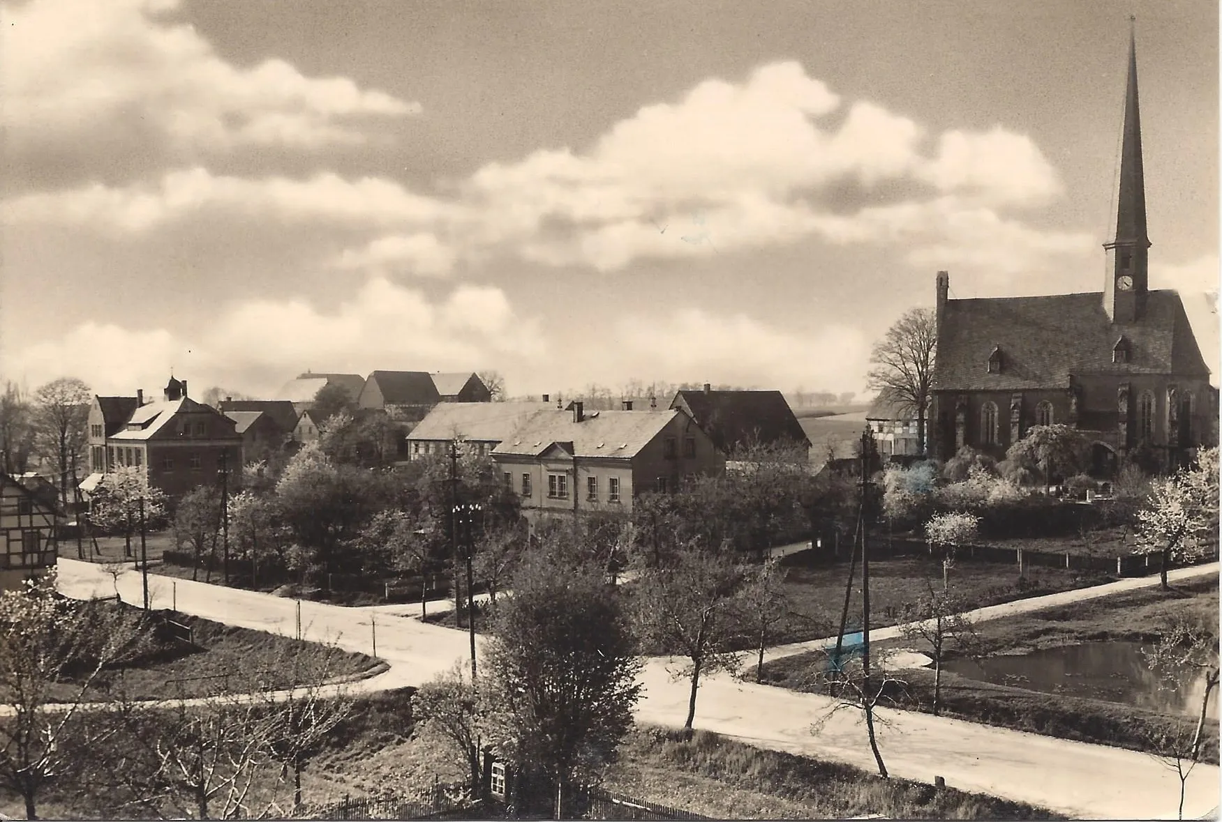 Photo showing: alte Fotografie der Kirche und der alten Schule von Erlau (Sachsen)