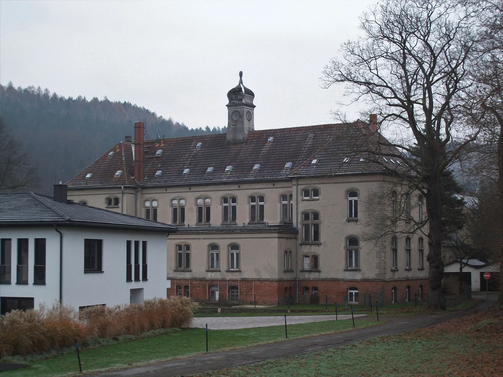 Photo showing: Falkenau (Flöha), Ehemaliges Ledigenwohnheim der Baumwollspinnerei