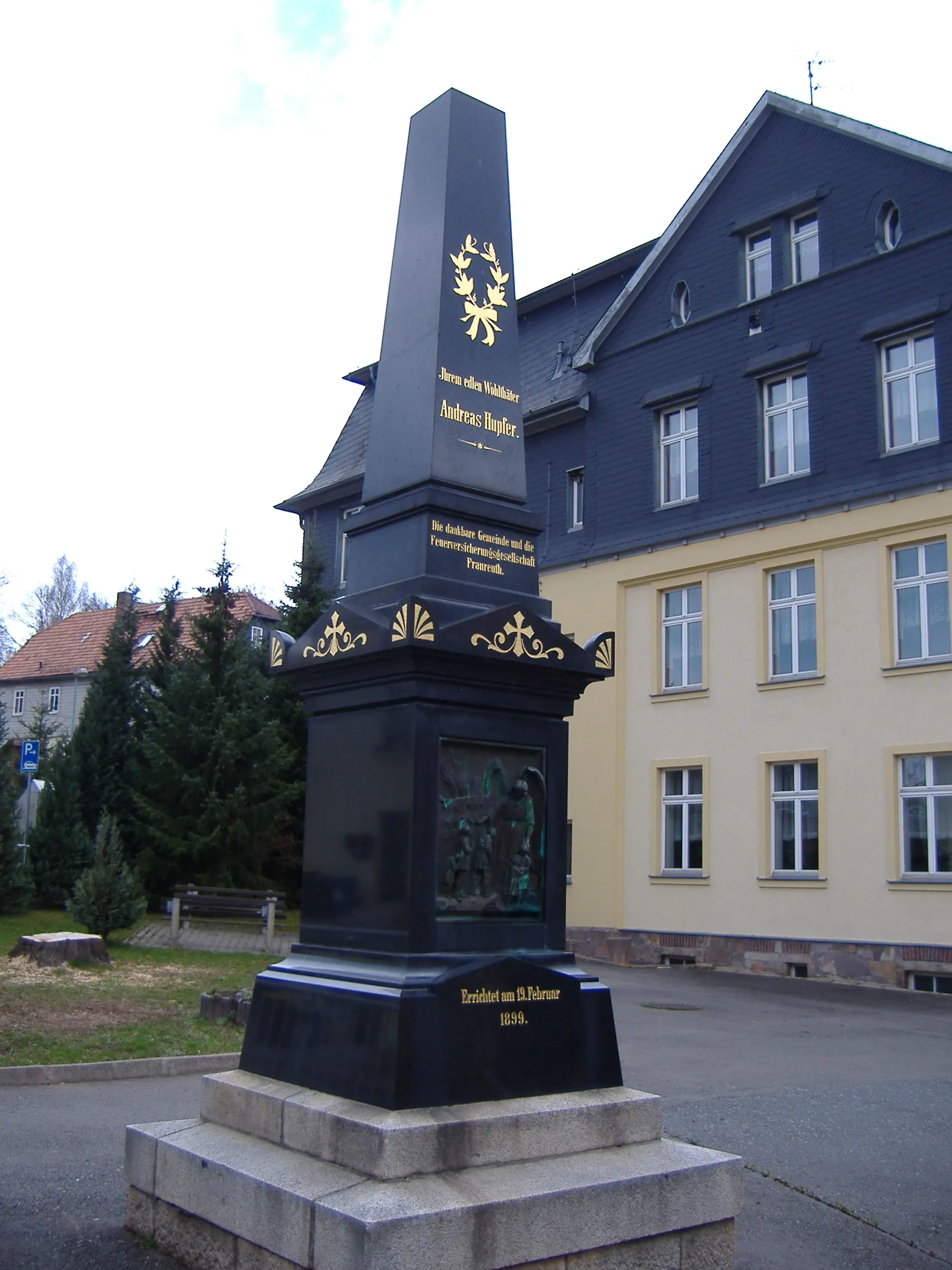 Photo showing: The monument of Andreas Hupfer in Fraureuth (Saxony).