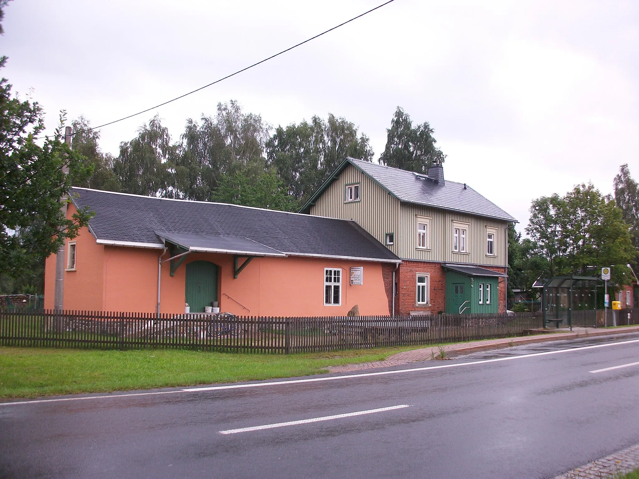 Photo showing: Bahnhof Großhartmannsdorf, Empfangsgebäude (2016)