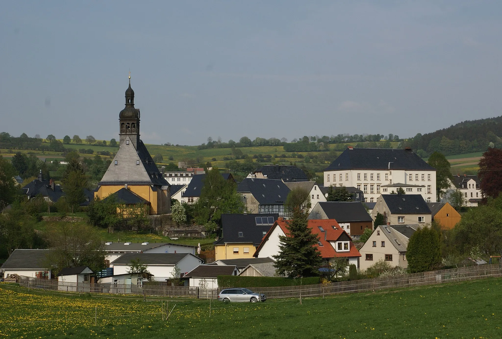 Photo showing: Kirche und Grundschule Großolbersdorf