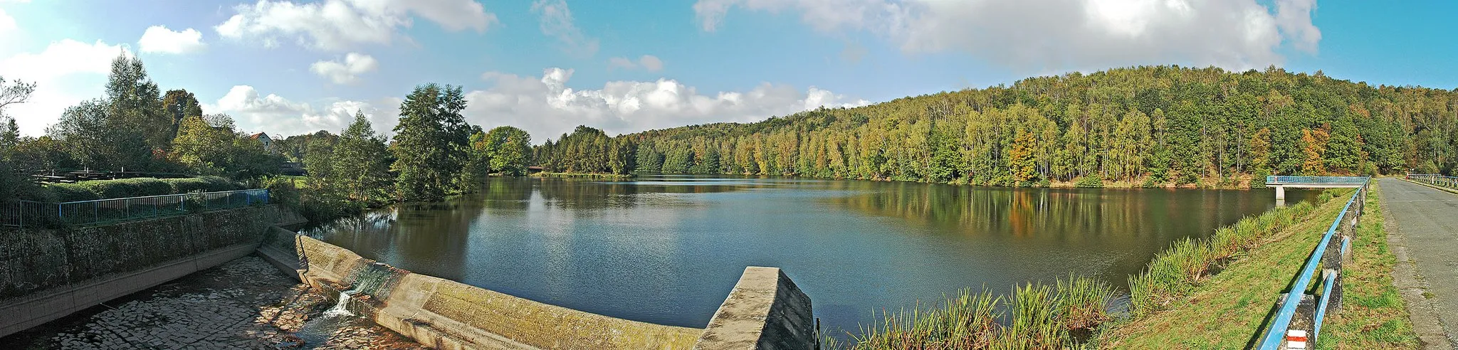 Photo showing: This image shows the Koberbach reservoir (Saxony, Germany). It has been stitched together using four single pictures.