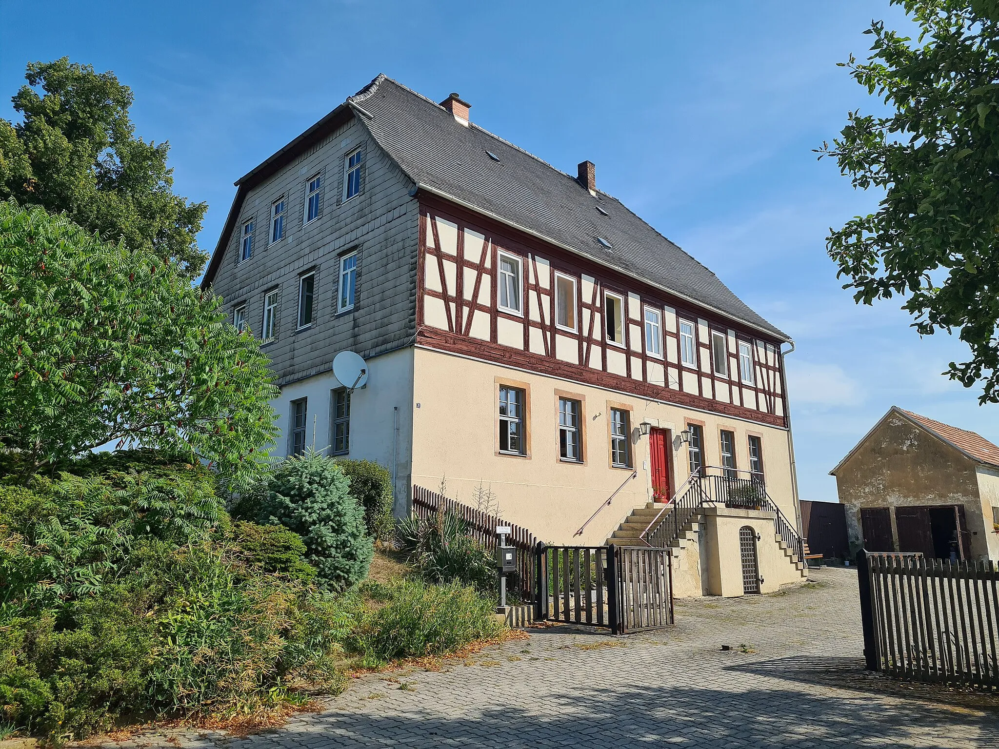 Photo showing: Pfarrhaus in Langenbernsdorf mit Fachwerk-Obergeschoss