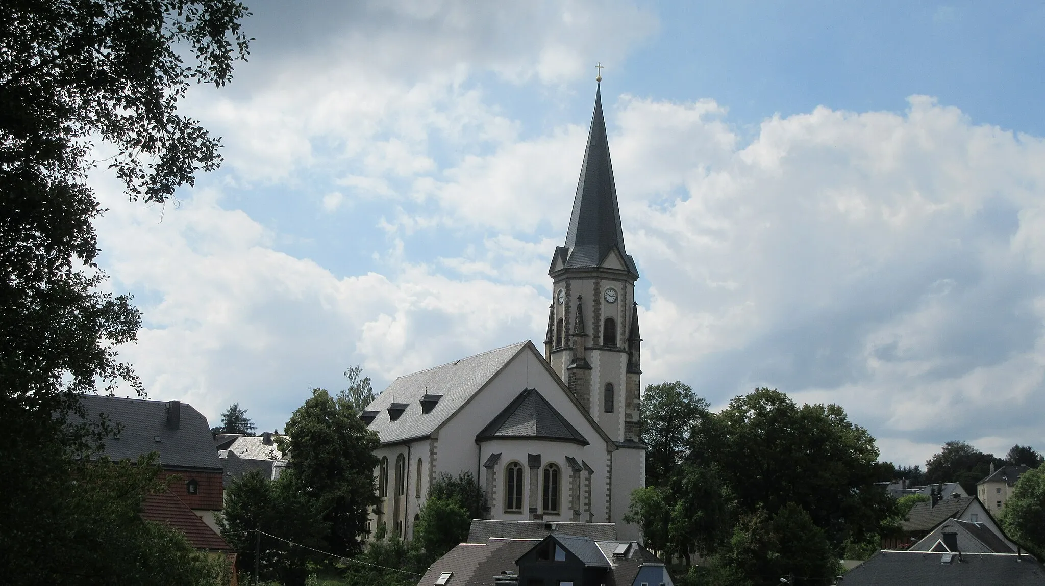 Photo showing: Die evangelisch-lutherische Kirche zum Heiligen Kreuz Lengefeld, vom Friedhof aus gesehen.