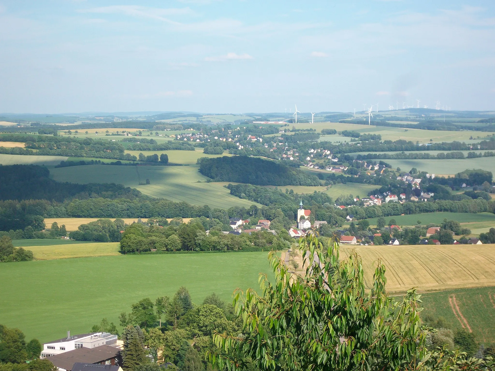 Photo showing: Blick von der Augustusburg auf Schellenberg (vorn) und Leubsdorf (hinten)