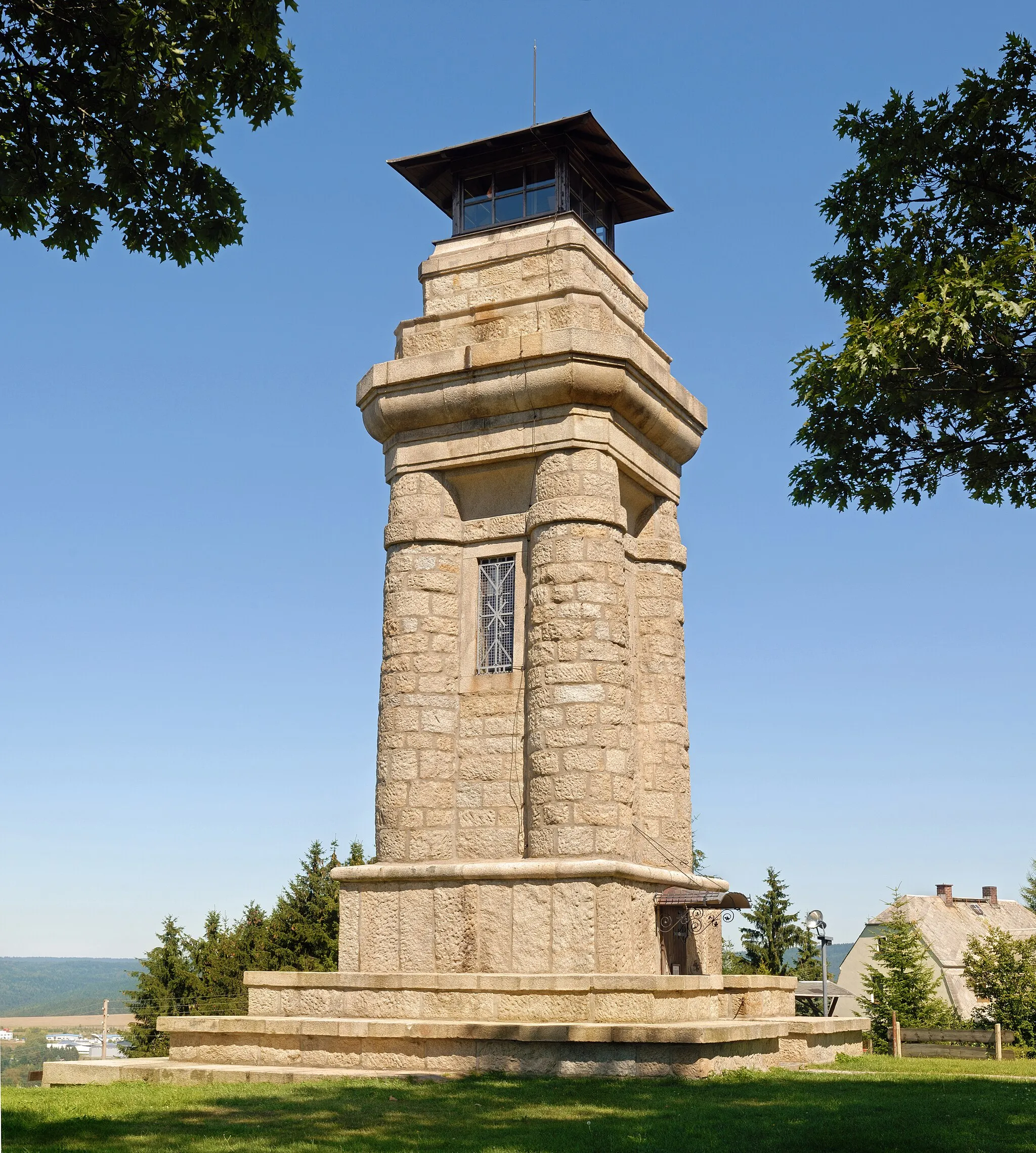 Photo showing: This image shows the Bismarck tower in Markneukirchen, Germany. It is a eight segment panoramic image.