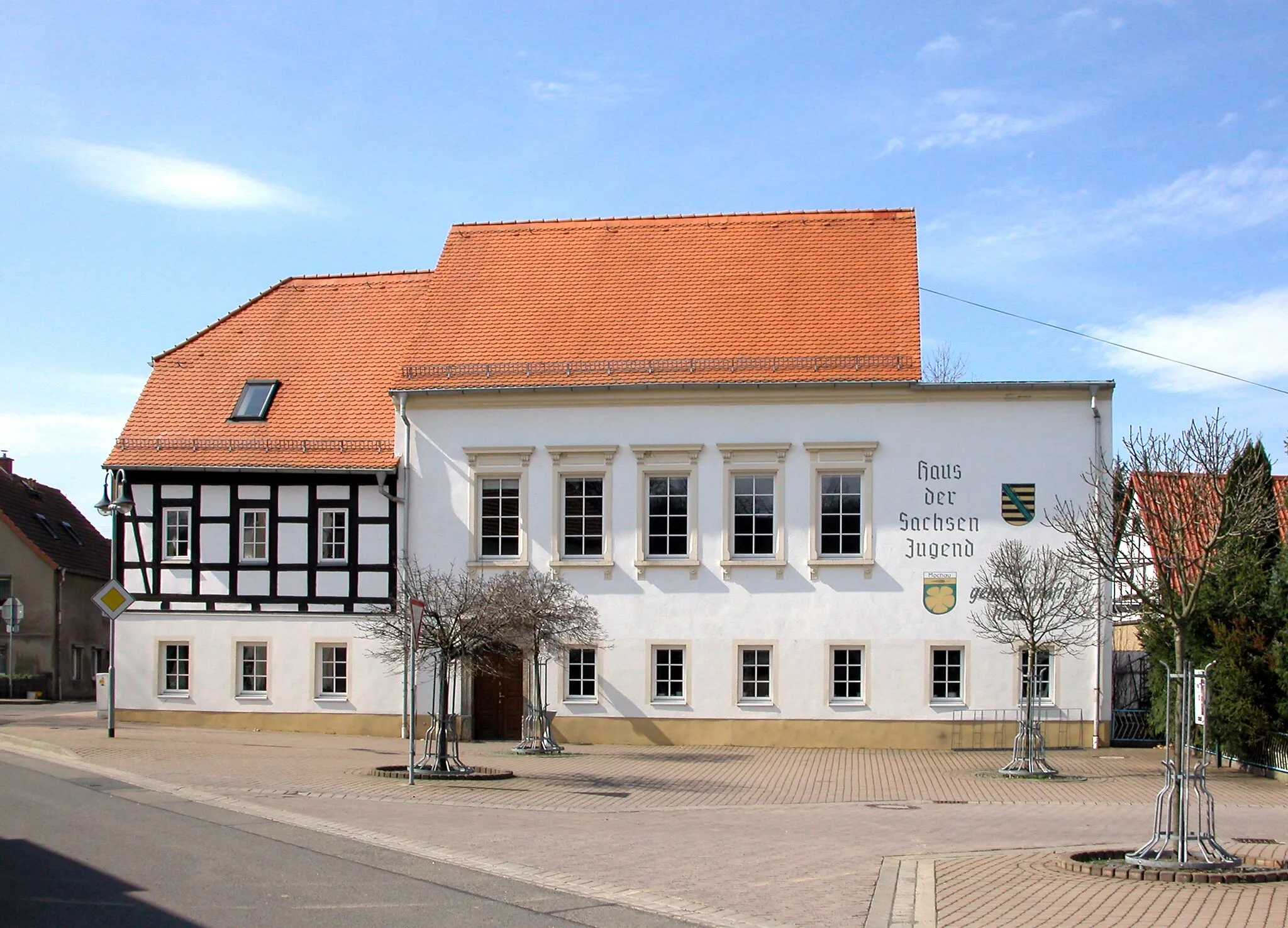 Photo showing: 30.03.2010  04720  Mochau (Döbeln): Dorfgemeinschaftshaus Mochau "Haus der Sachsen Jugend". Am Dreieck, Meißner Straße (GMP: 51.134913,13.187000).                                                                                                 [DSCN40628.TIF]20100330060DR.JPG(c)Blobelt