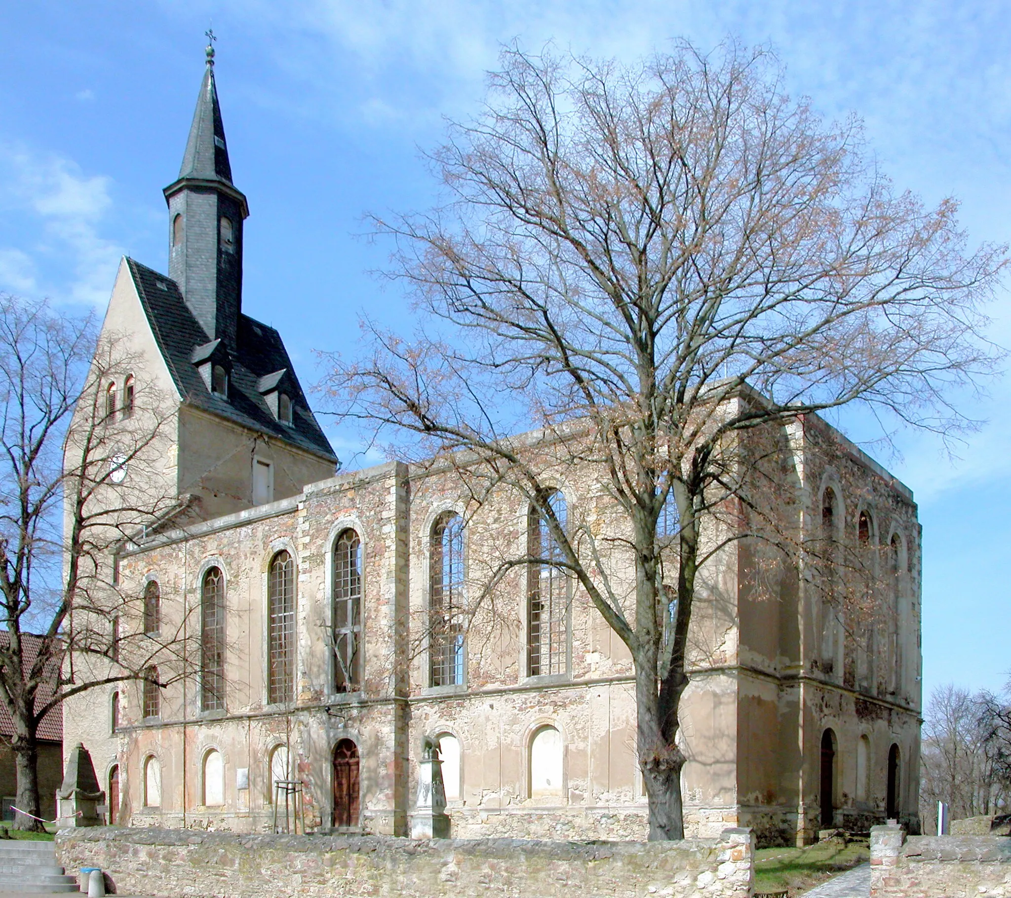 Photo showing: 30.03.2010  04720  Mochau (Döbeln): Dorfkirche, Kirchstraße (GMP: 51.136848,13.188483). Von der romanischen Dorfkirche aus dem 13. Jahrhunderts blieb der Kirchturm erhalten. 1848/49 errichtete man ein größeres Kirchenschiff. In den 1960er Jahren wurde im Dachstuhl Hausschwamm festgestellt. Das Gotteshaus wurde 1971 aufgegeben und nur noch als Lagerraum genutzt. 1984 wurde das einsturzgefährdete Dach abgetragen. Ab 1998  zeitweise als "Sommerkirche ohne Dach" genutzt.                                                                                                                                                           [DSCN40622.TIF]20100330045DR.JPG(c)Blobelt