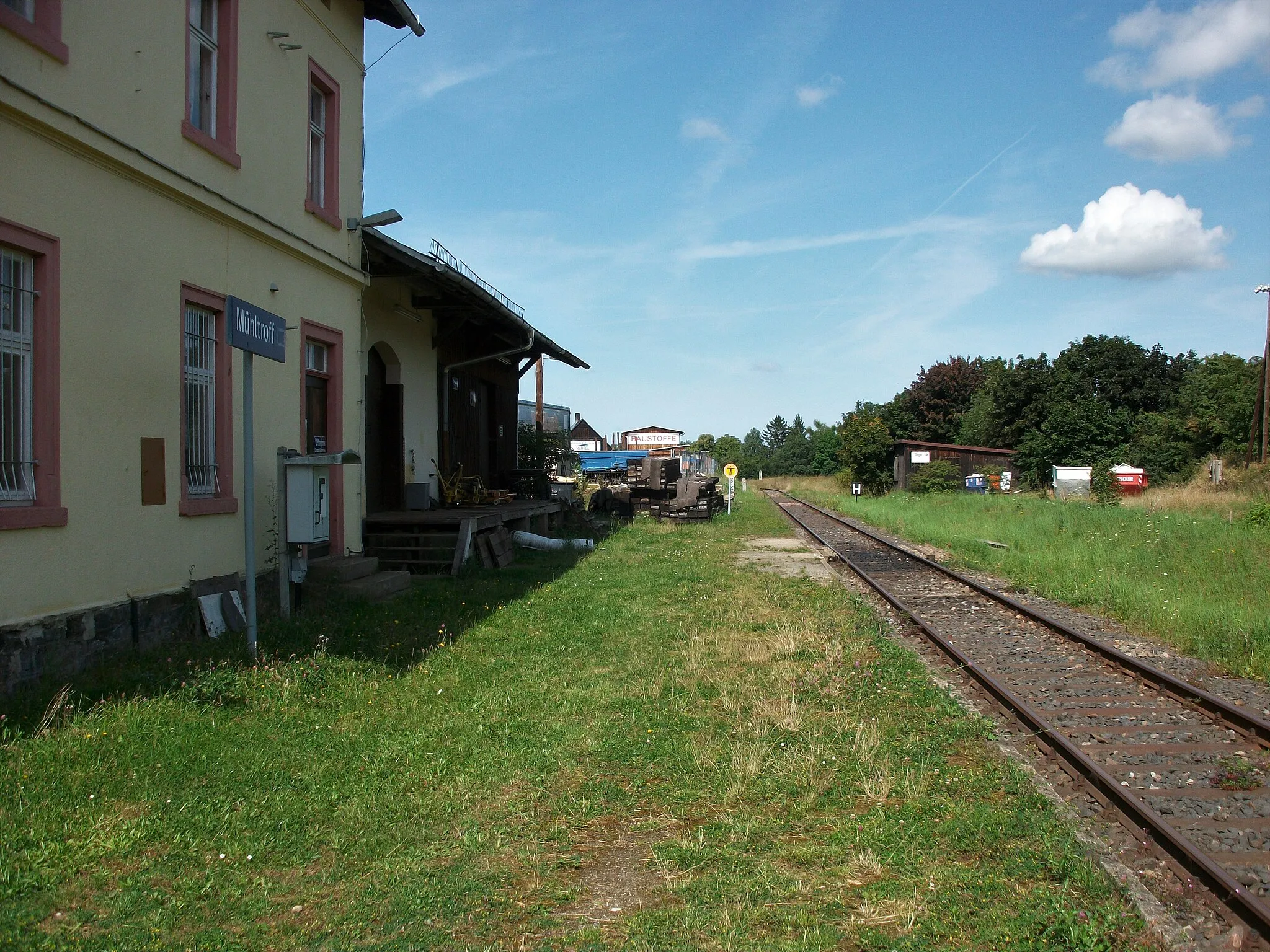 Photo showing: Bahnhof Mühltroff, Bahnsteig (2021)