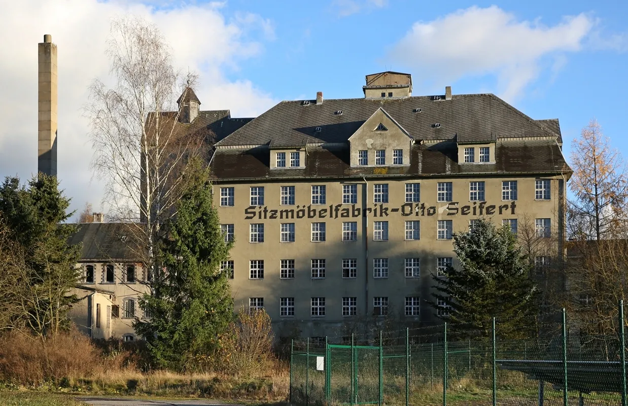 Photo showing: Neuhausen (Erzgebirge): Blick auf die ehemalige Sitzmöbelfabrik Otto Seifert. Das denkmalgeschützte Gebäude wurde 1927 als größte Stuhlfabrik in Deutschland von Otto Seifert errichtet.