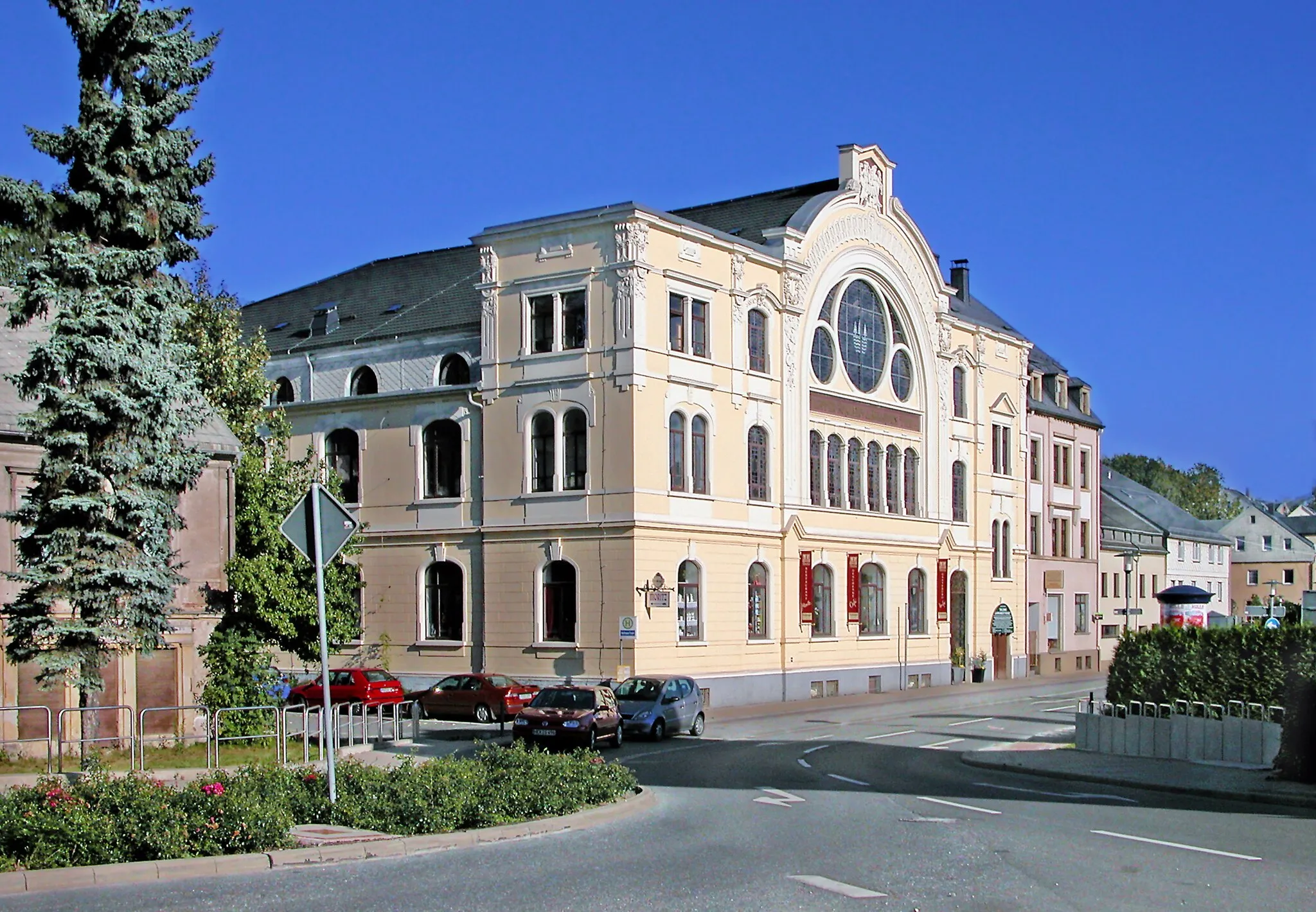 Photo showing: 23.09.2006   09526  Olbernhau: Das Tivoli an der Gerbergasse (GMP: 50.661698,13.337546). Nach Brand des Vorgängerbaues 1906 von Baumeister Gustav Neubert im selben Jahr nach eigenen Entwürfen wieder errichtet.                                                                                                                                               [DSCN11527.TIF]20060923140DR.JPG(c)Blobelt