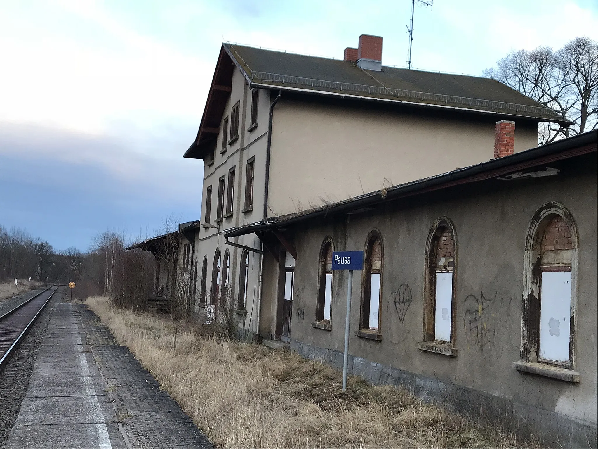 Photo showing: ehemaliger Bahnhof Pausa, Gleisseite (2018)