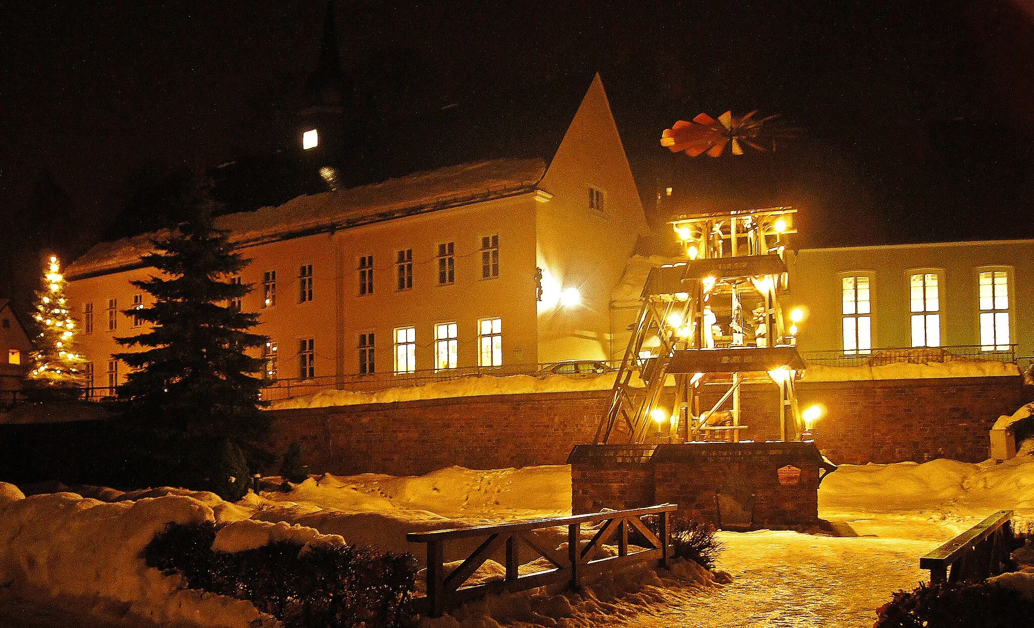 Photo showing: Göpelpyramide vor der Pobershauer Schule.