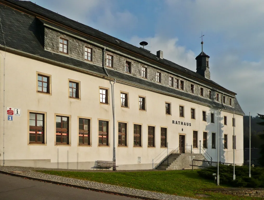 Photo showing: This image shows the town hall of Rechenberg-Bienenmühle in Rechenberg in the Eastern Ore Mountains.