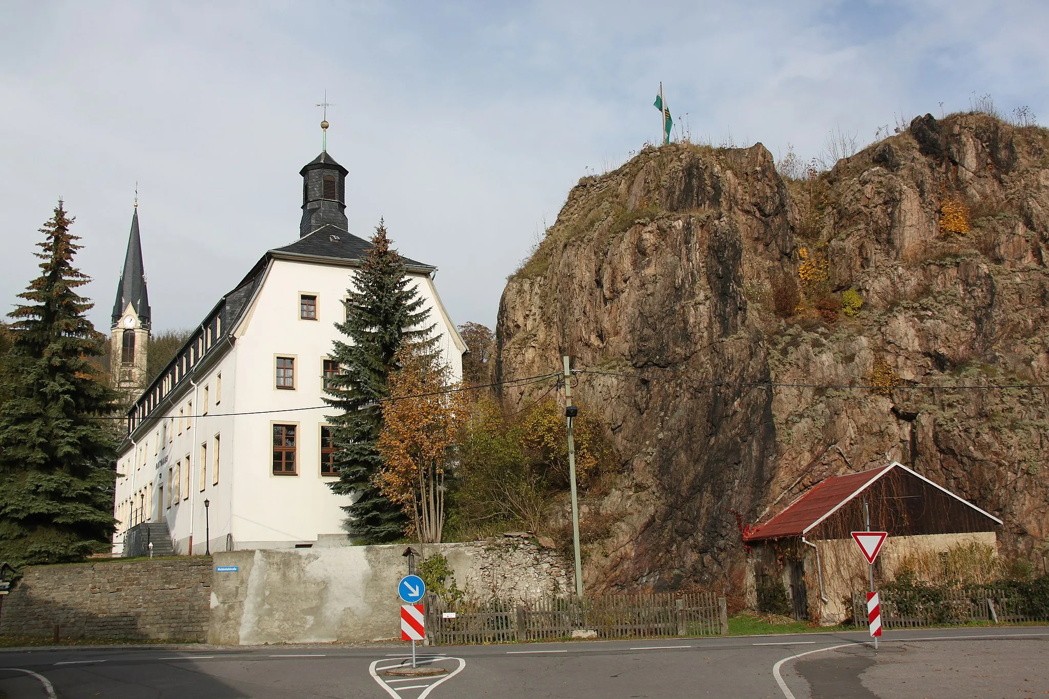 Photo showing: Ortskern von Rechenberg-Bienenmühle, links Kirche, Mitte Rathaus, rechts Bergsporn auf dem sich früher die Burg Rechenberg befand