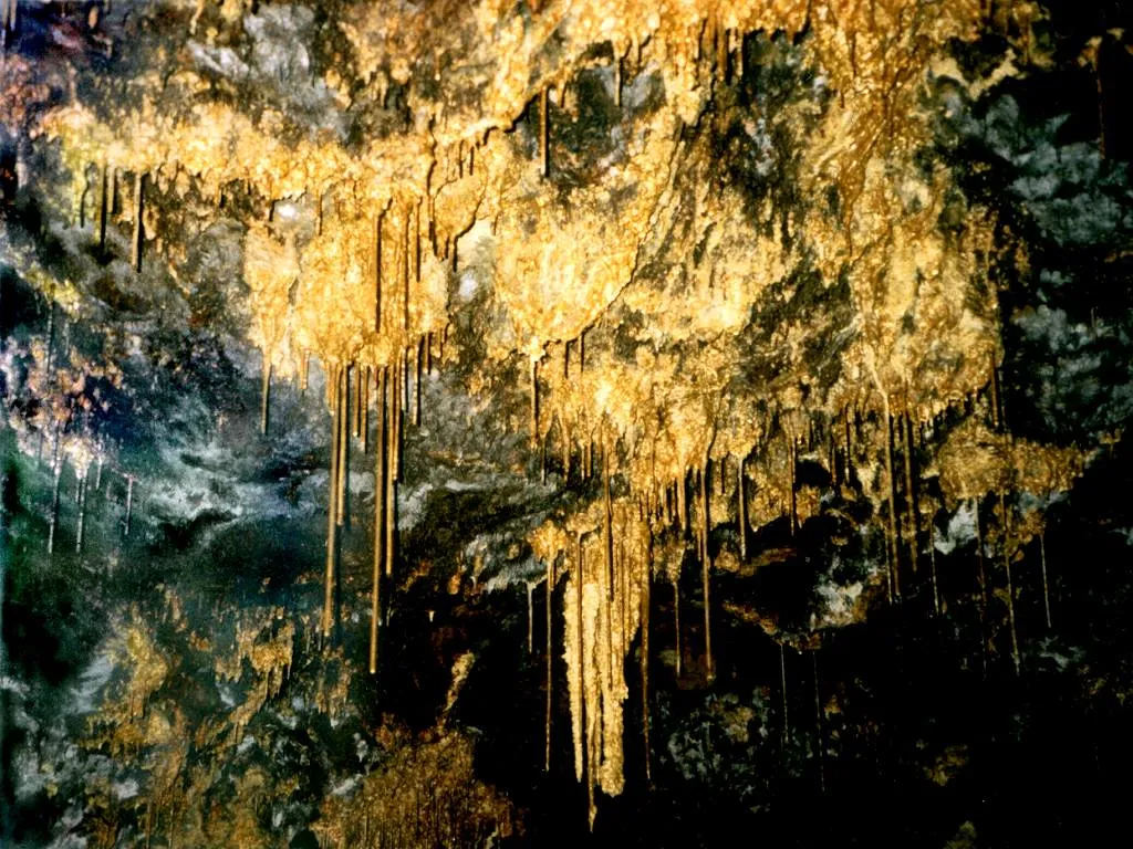 Photo showing: Diadochit-Stalaktiten (hängende Tropfsteine) von bis zu 40 cm Länge in der Tropfsteingrotte des Besucherbergwerkes Alaunwerk Mühlwand bei Reichenbach (Vogtland/Sachsen).
Foto: Lutz Eckner, 1995