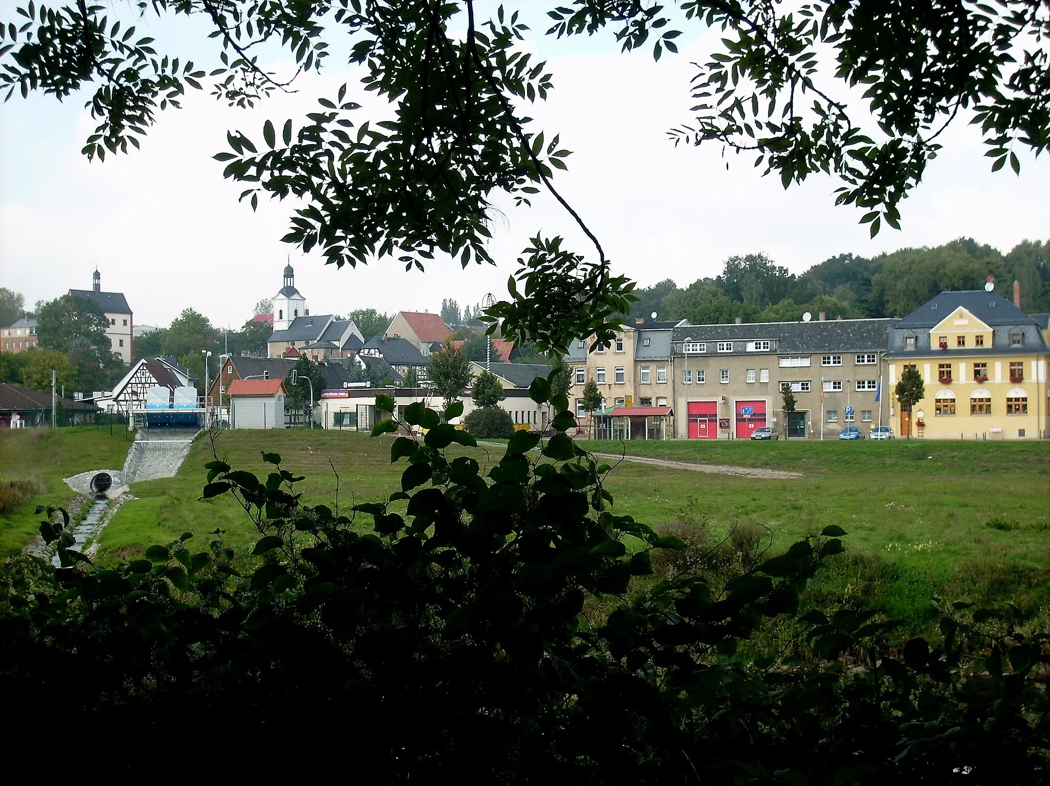 Photo showing: View of Remse (Zwickau district, Saxony) across the Zwickauer Mulde with the former Benedictine convent Rother Stock and St. George Church