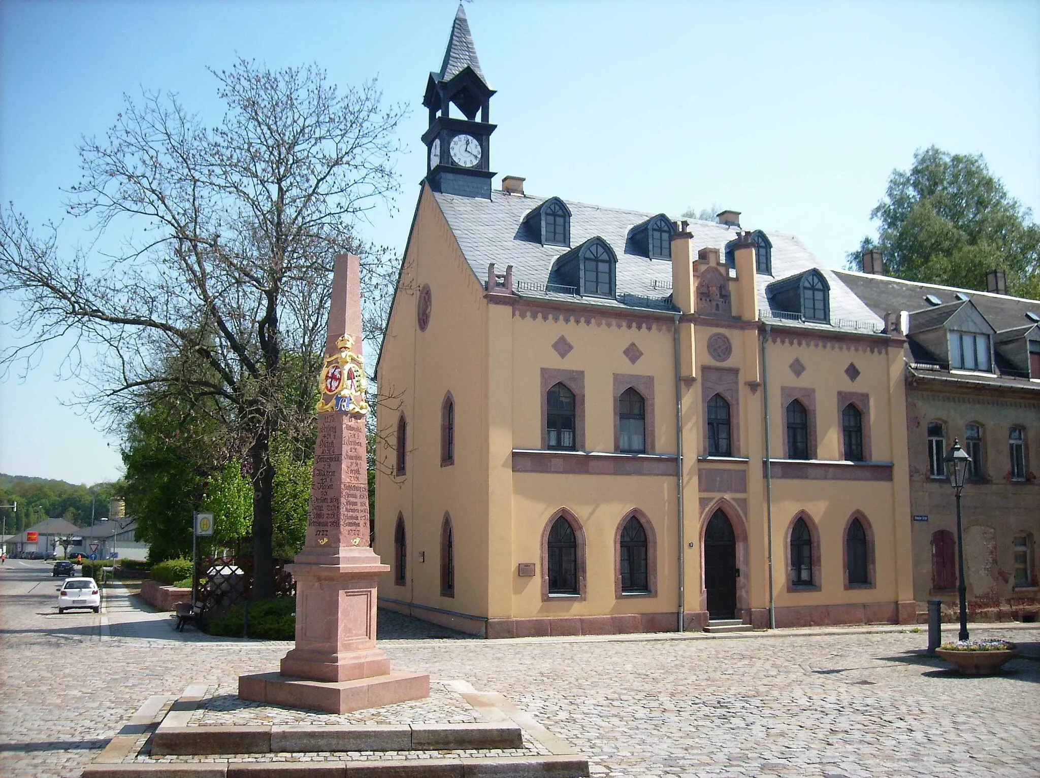 Photo showing: Post distance obelisk of the Lower Gate and ancient hospital in Rochlitz (Mittelsachsen district, Saxony)