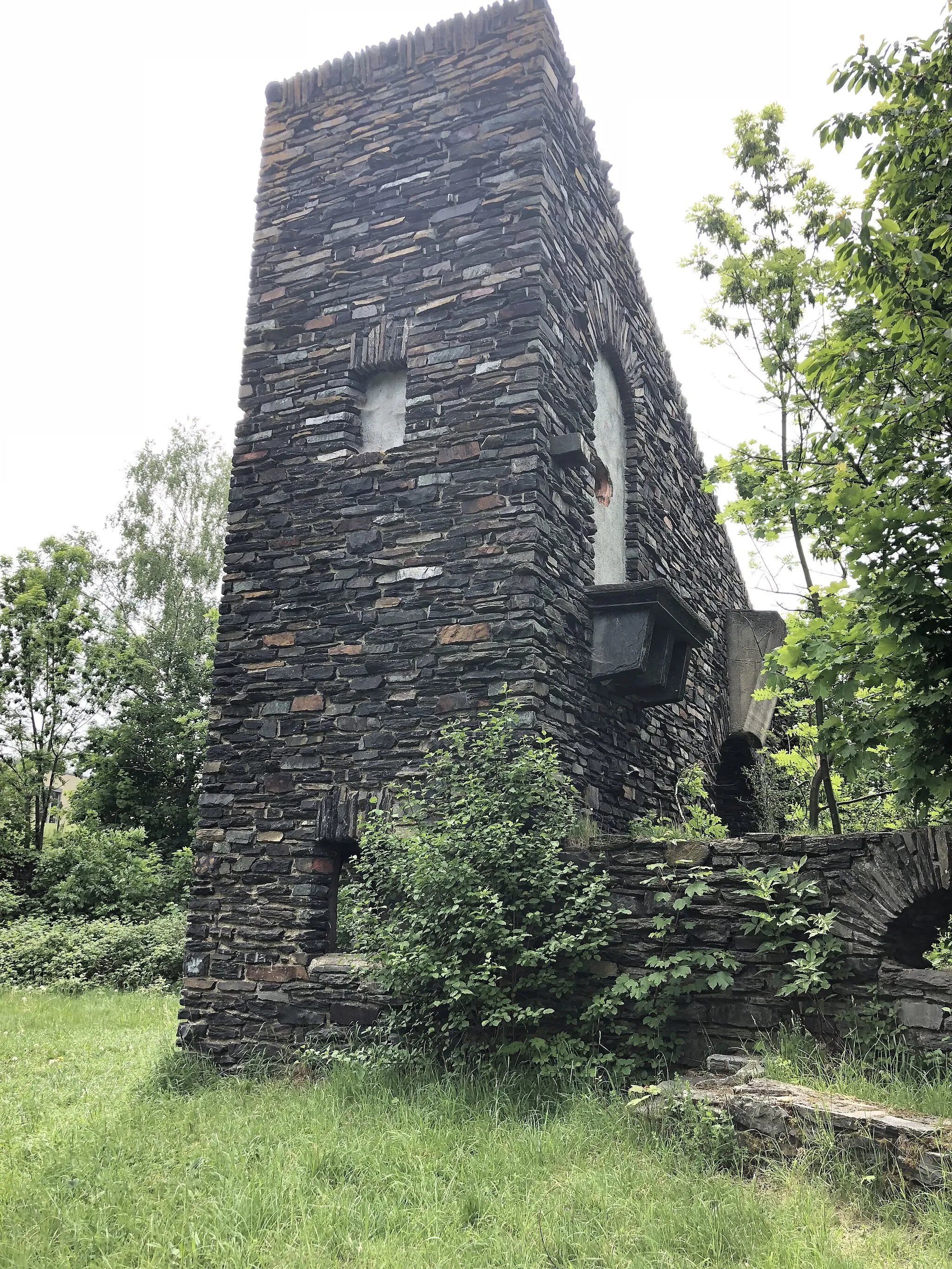 Photo showing: Memorial "Ehrenmal" Rodewisch, side view of the gatehouse.