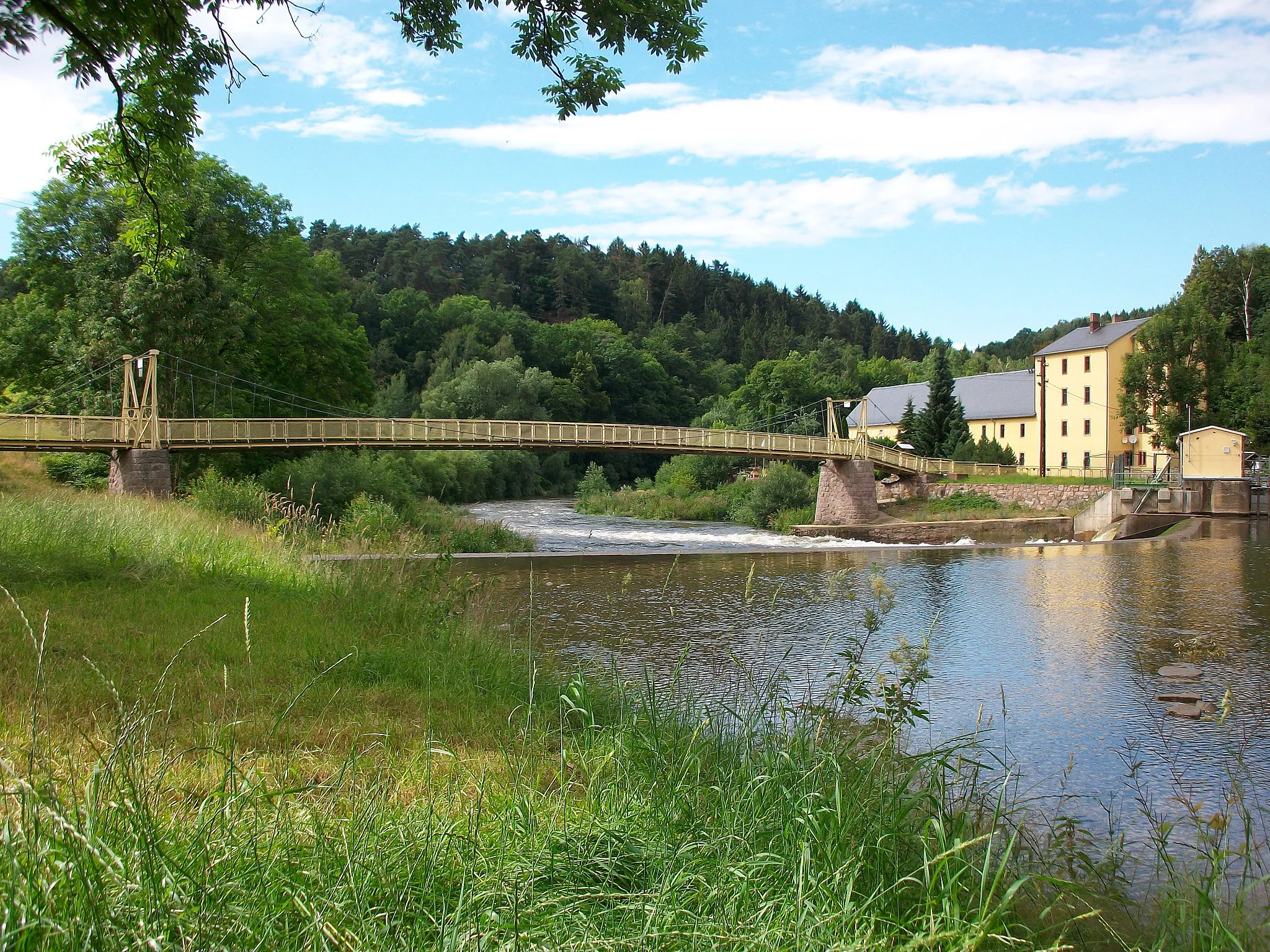 Photo showing: Hängebrücke Kockisch–Liebenhain mit Liebenhainer Mühle