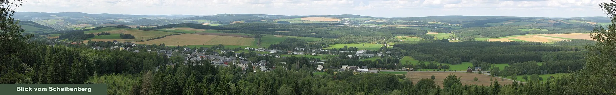 Photo showing: Panorama vom Scheibenberg (807m ü.NN) im Erzgebirge in die Richtung der Stadt Scheibenberg mit Blick auf die Morgenleithe (812m ü.NN), den Spiegelwald (728m ü.NN), Schatzenstein (760m ü.NN) und den Geyerschen Wald mit dem Fernsehturm Geyer. (von links)
