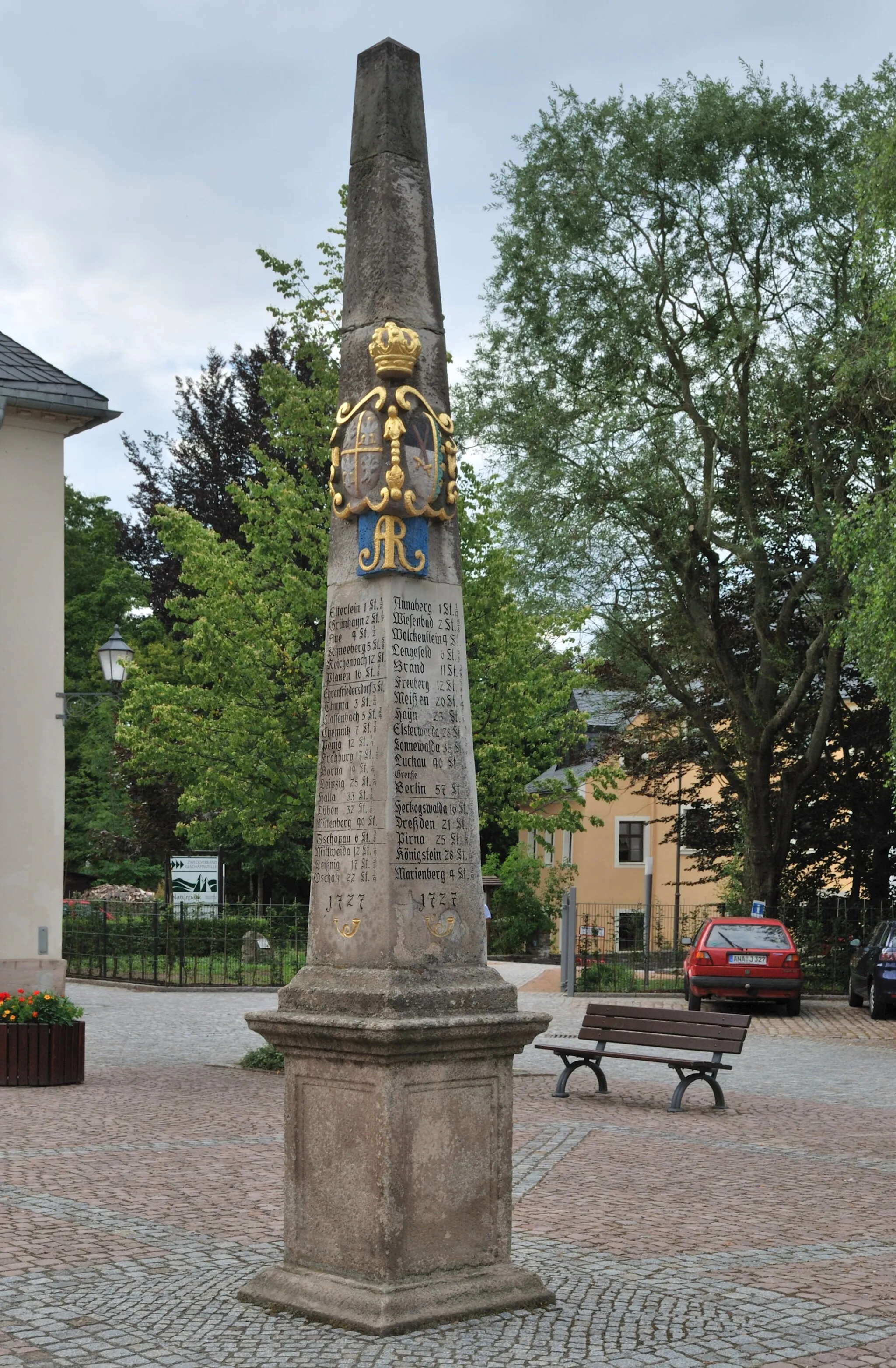 Photo showing: Postal distance column (?) in Schlettau in Ore Mountains in Saxony, Germany.